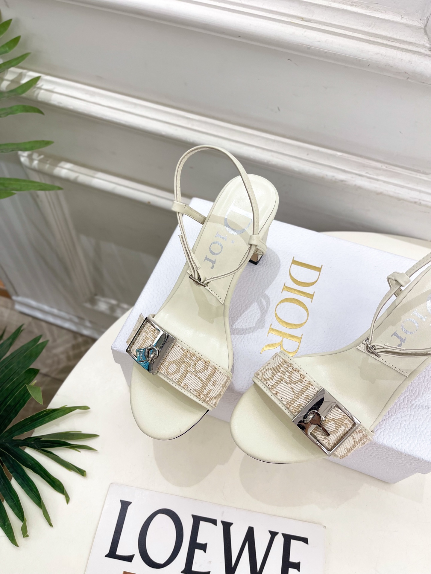 Dior | 迪奥 26𝐬𝐬 🧡💚2026春夏新品 顶级版本⚠️ 专柜主打新款 CD锁扣一字带高跟凉拖鞋 硬货上新🆕 Dior | 迪奥 26𝐬𝐬 🧡💚2026春夏新品 顶级版本⚠️ 专柜主打新款 CD锁扣一字带高跟凉拖鞋 硬货上新🆕