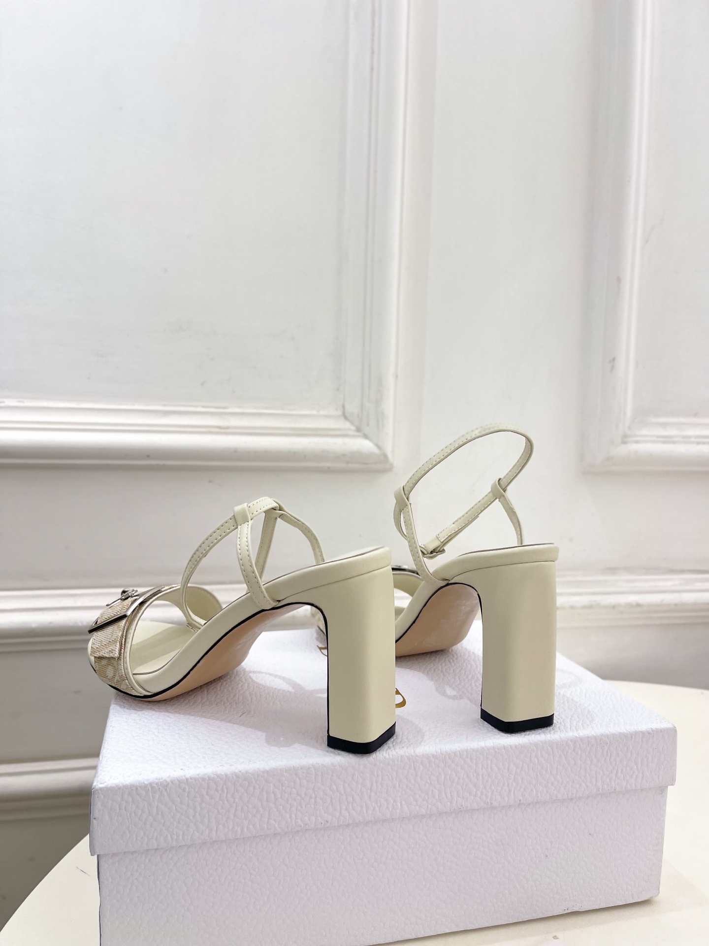 Dior | 迪奥 26𝐬𝐬 🧡💚2026春夏新品 顶级版本⚠️ 专柜主打新款 CD锁扣一字带高跟凉拖鞋 硬货上新🆕 Dior | 迪奥 26𝐬𝐬 🧡💚2026春夏新品 顶级版本⚠️ 专柜主打新款 CD锁扣一字带高跟凉拖鞋 硬货上新🆕