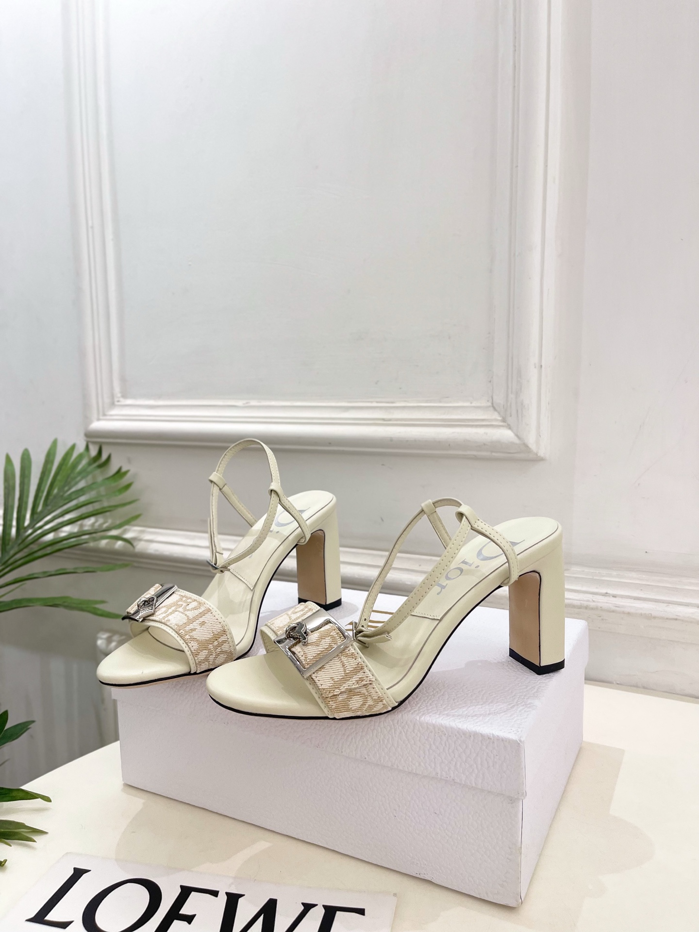 Dior |  迪奥 26𝐬𝐬  🧡💚2026春夏新品 顶级版本⚠️ 专柜主打新款 CD锁扣一字带高跟凉拖鞋 硬货上新🆕