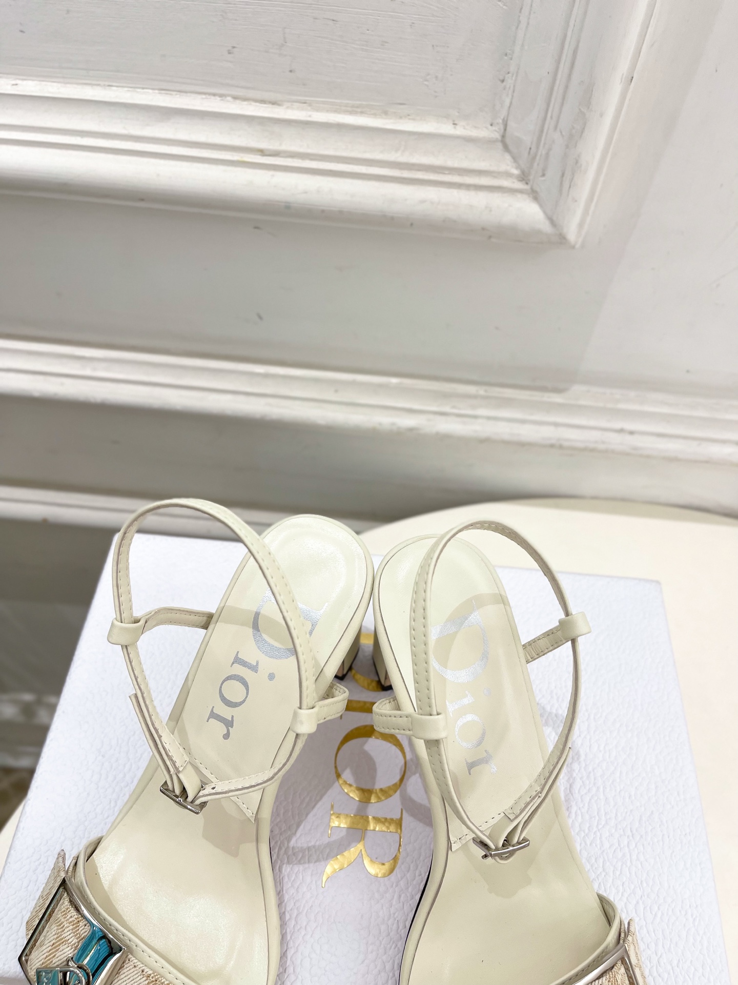 Dior |  迪奥 26𝐬𝐬  🧡💚2026春夏新品 顶级版本⚠️ 专柜主打新款 CD锁扣一字带高跟凉拖鞋 硬货上新🆕