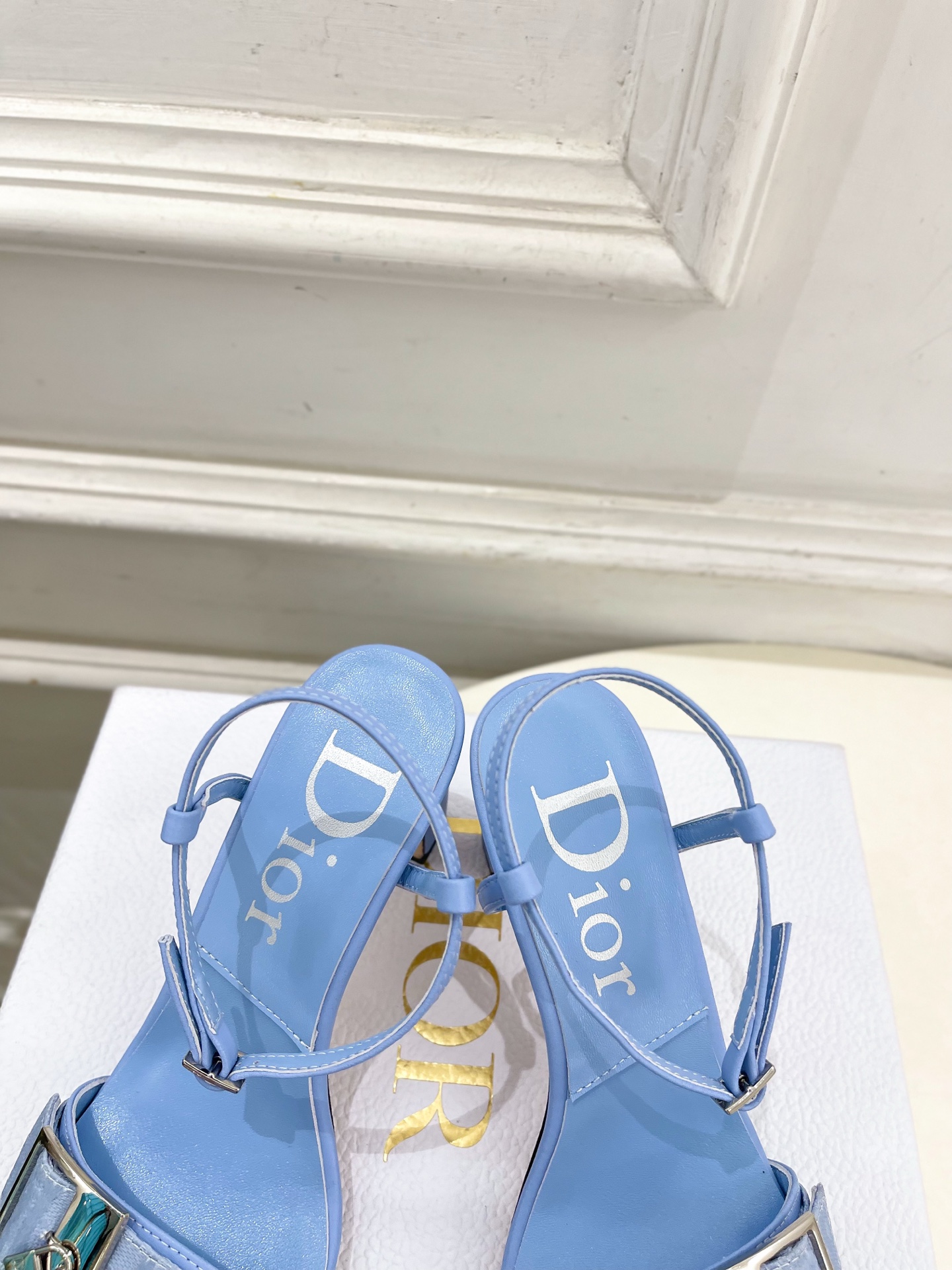Dior | 迪奥 26𝐬𝐬 🧡💚2026春夏新品 顶级版本⚠️ 专柜主打新款 CD锁扣一字带高跟凉拖鞋 硬货上新🆕 Dior | 迪奥 26𝐬𝐬 🧡💚2026春夏新品 顶级版本⚠️ 专柜主打新款 CD锁扣一字带高跟凉拖鞋 硬货上新🆕
