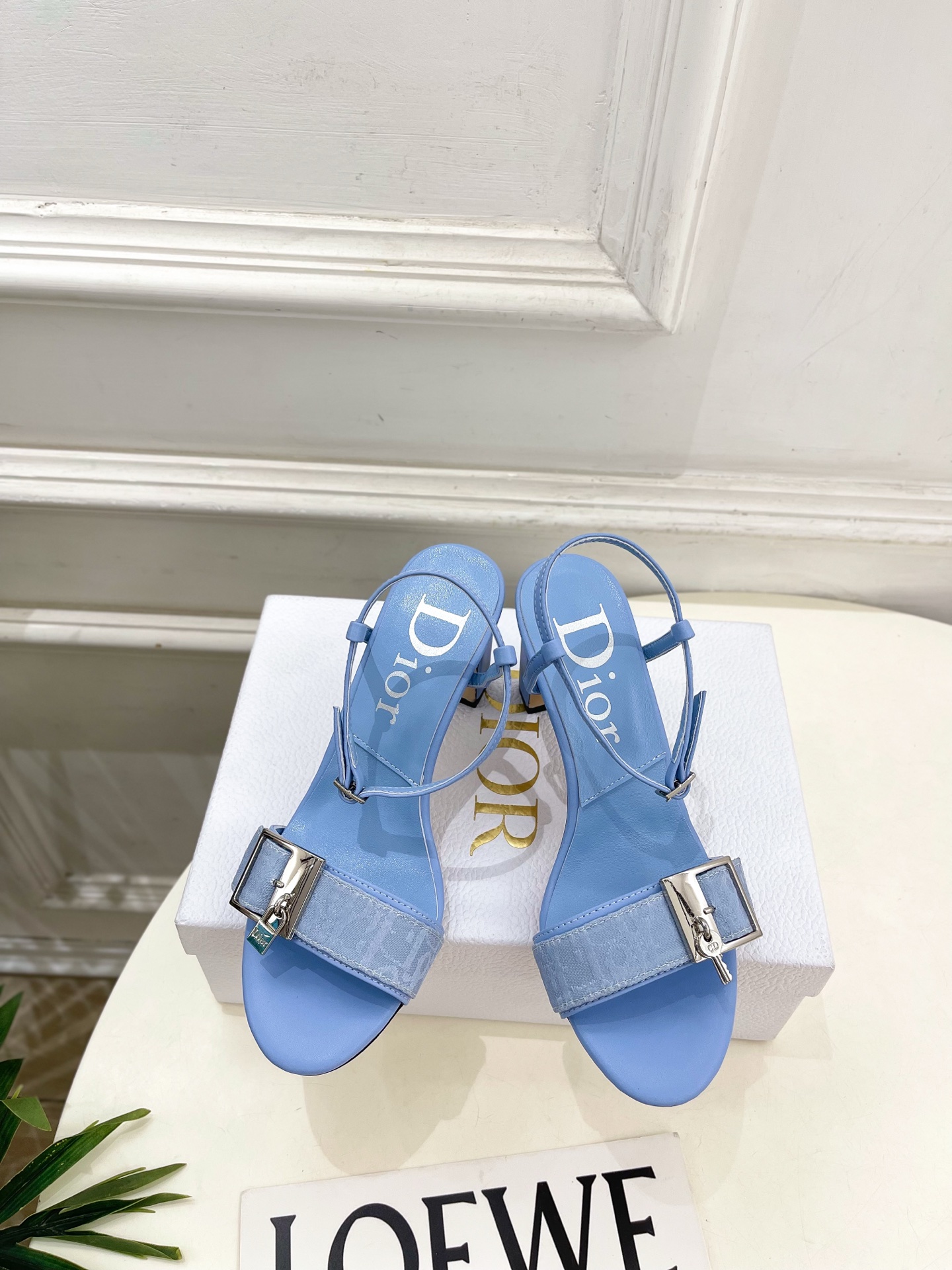 Dior | 迪奥 26𝐬𝐬 🧡💚2026春夏新品 顶级版本⚠️ 专柜主打新款 CD锁扣一字带高跟凉拖鞋 硬货上新🆕 Dior | 迪奥 26𝐬𝐬 🧡💚2026春夏新品 顶级版本⚠️ 专柜主打新款 CD锁扣一字带高跟凉拖鞋 硬货上新🆕