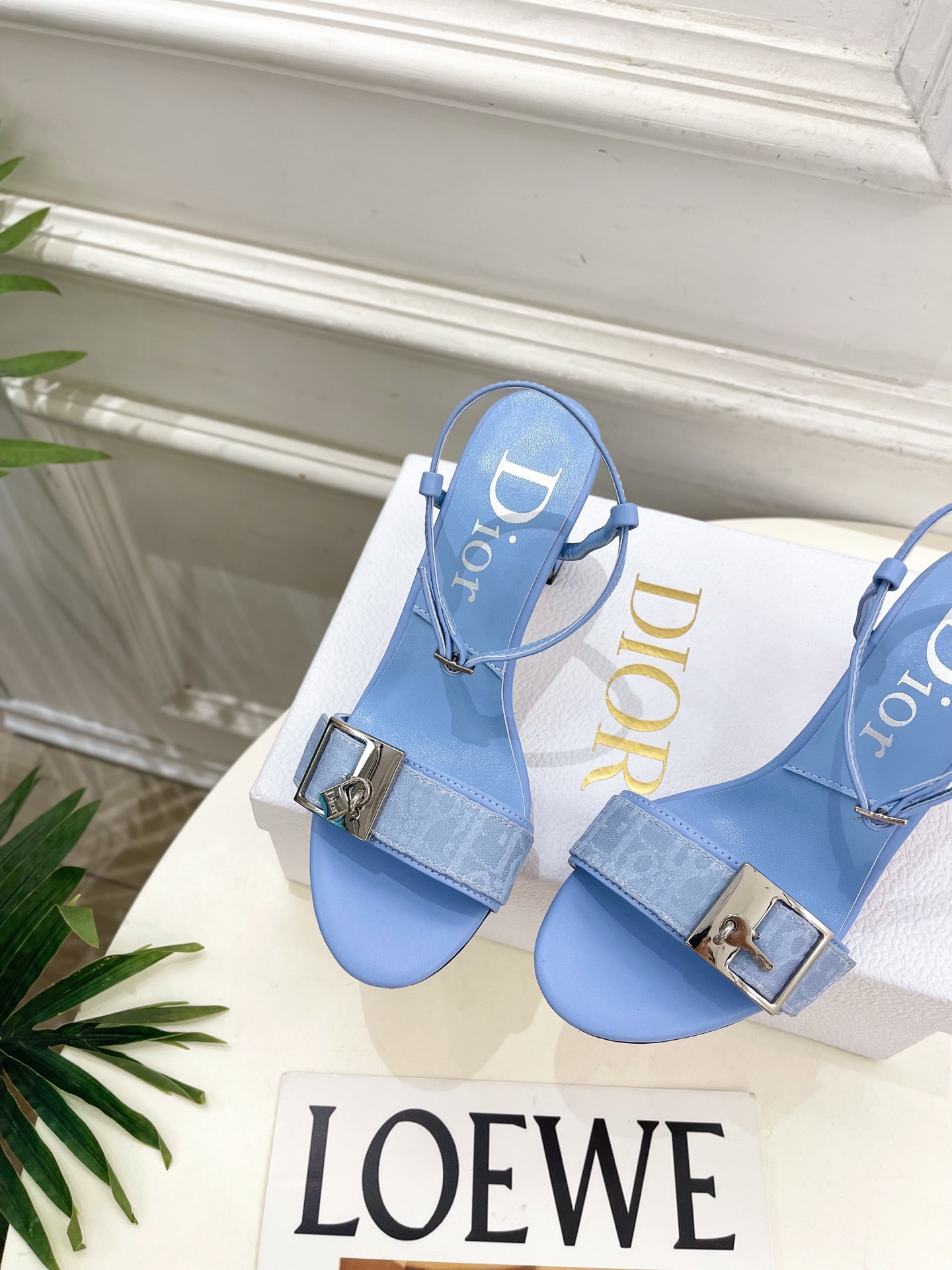 Dior | 迪奥 26𝐬𝐬 🧡💚2026春夏新品 顶级版本⚠️ 专柜主打新款 CD锁扣一字带高跟凉拖鞋 硬货上新🆕 Dior | 迪奥 26𝐬𝐬 🧡💚2026春夏新品 顶级版本⚠️ 专柜主打新款 CD锁扣一字带高跟凉拖鞋 硬货上新🆕