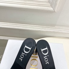 Dior | 迪奥 26𝐬𝐬 🧡💚2026春夏新品 顶级版本⚠️ 专柜主打新款 CD锁扣一字带高跟凉拖鞋 硬货上新🆕 Dior | 迪奥 26𝐬𝐬 🧡💚2026春夏新品 顶级版本⚠️ 专柜主打新款 CD锁扣一字带高跟凉拖鞋 硬货上新🆕