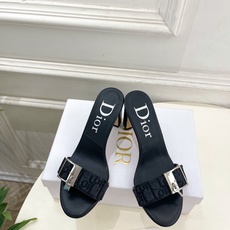 Dior | 迪奥 26𝐬𝐬 🧡💚2026春夏新品 顶级版本⚠️ 专柜主打新款 CD锁扣一字带高跟凉拖鞋 硬货上新🆕 Dior | 迪奥 26𝐬𝐬 🧡💚2026春夏新品 顶级版本⚠️ 专柜主打新款 CD锁扣一字带高跟凉拖鞋 硬货上新🆕