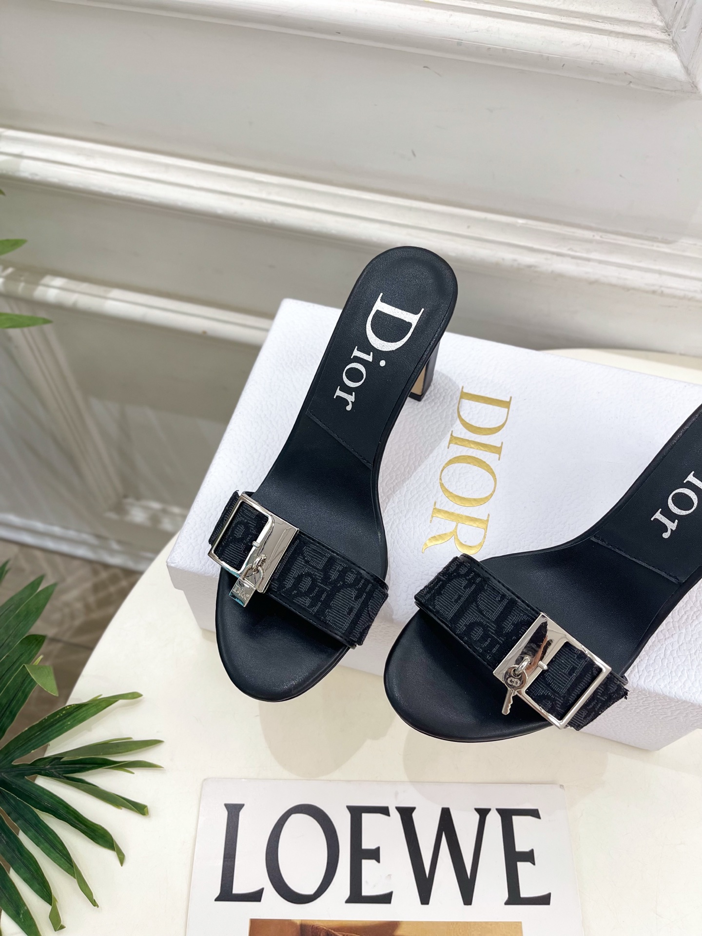 Dior | 迪奥 26𝐬𝐬 🧡💚2026春夏新品 顶级版本⚠️ 专柜主打新款 CD锁扣一字带高跟凉拖鞋 硬货上新🆕 Dior | 迪奥 26𝐬𝐬 🧡💚2026春夏新品 顶级版本⚠️ 专柜主打新款 CD锁扣一字带高跟凉拖鞋 硬货上新🆕