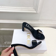 Dior | 迪奥 26𝐬𝐬 🧡💚2026春夏新品 顶级版本⚠️ 专柜主打新款 CD锁扣一字带高跟凉拖鞋 硬货上新🆕 Dior | 迪奥 26𝐬𝐬 🧡💚2026春夏新品 顶级版本⚠️ 专柜主打新款 CD锁扣一字带高跟凉拖鞋 硬货上新🆕
