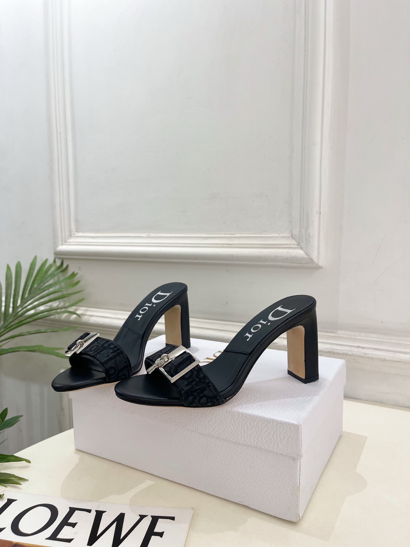 Dior | 迪奥 26𝐬𝐬 🧡💚2026春夏新品 顶级版本⚠️ 专柜主打新款 CD锁扣一字带高跟凉拖鞋 硬货上新🆕 Dior | 迪奥 26𝐬𝐬 🧡💚2026春夏新品 顶级版本⚠️ 专柜主打新款 CD锁扣一字带高跟凉拖鞋 硬货上新🆕
