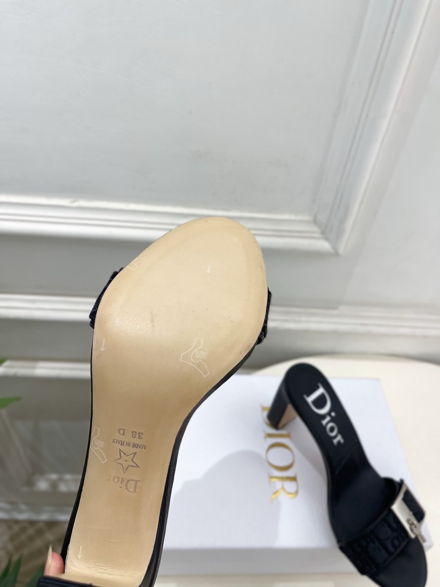 Dior | 迪奥 26𝐬𝐬 🧡💚2026春夏新品 顶级版本⚠️ 专柜主打新款 CD锁扣一字带高跟凉拖鞋 硬货上新🆕 Dior | 迪奥 26𝐬𝐬 🧡💚2026春夏新品 顶级版本⚠️ 专柜主打新款 CD锁扣一字带高跟凉拖鞋 硬货上新🆕