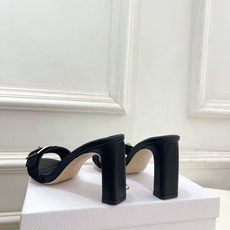 Dior | 迪奥 26𝐬𝐬 🧡💚2026春夏新品 顶级版本⚠️ 专柜主打新款 CD锁扣一字带高跟凉拖鞋 硬货上新🆕 Dior | 迪奥 26𝐬𝐬 🧡💚2026春夏新品 顶级版本⚠️ 专柜主打新款 CD锁扣一字带高跟凉拖鞋 硬货上新🆕