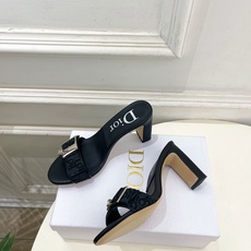 Dior | 迪奥 26𝐬𝐬 🧡💚2026春夏新品 顶级版本⚠️ 专柜主打新款 CD锁扣一字带高跟凉拖鞋 硬货上新🆕 Dior | 迪奥 26𝐬𝐬 🧡💚2026春夏新品 顶级版本⚠️ 专柜主打新款 CD锁扣一字带高跟凉拖鞋 硬货上新🆕