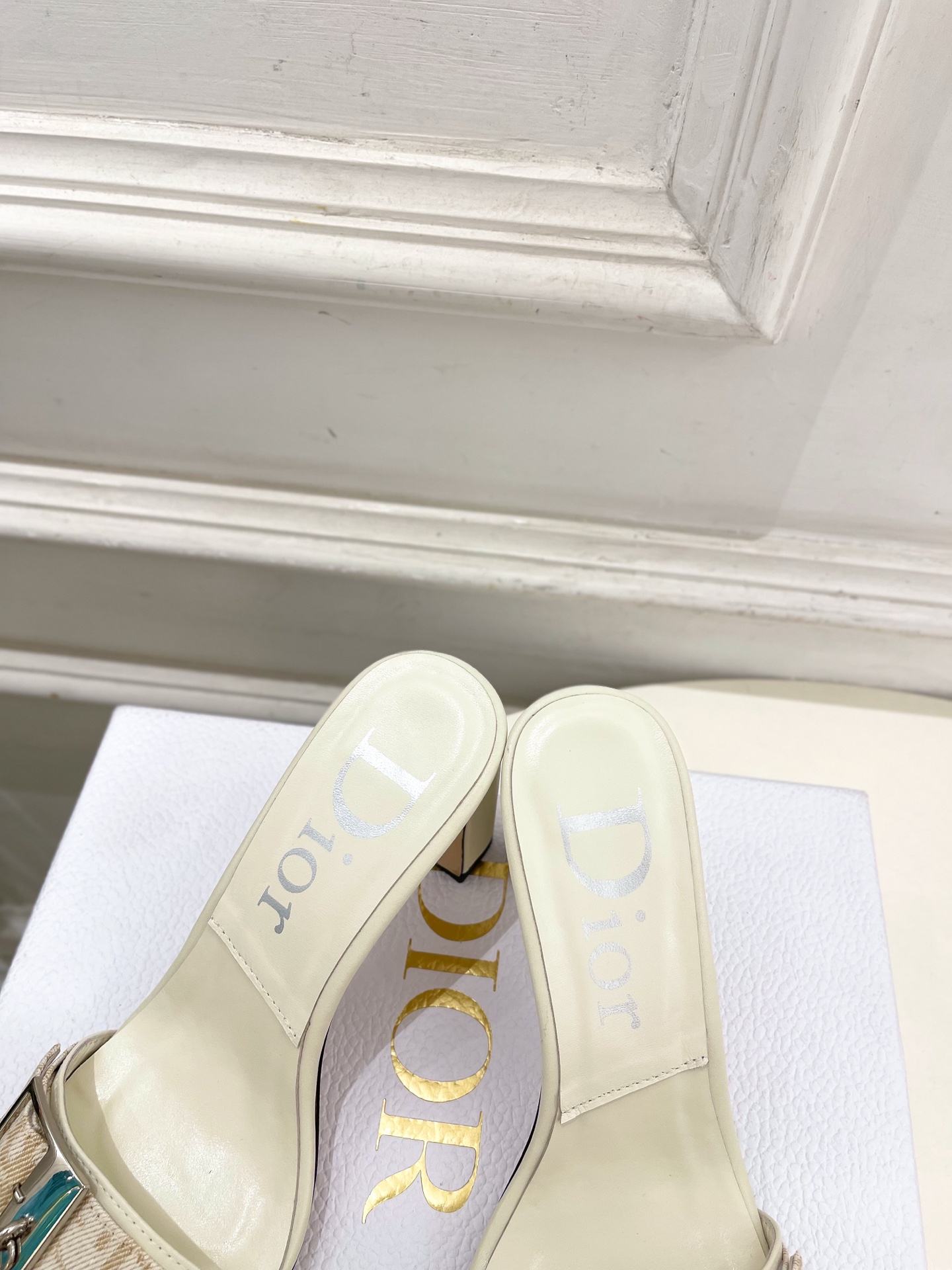 Dior |  迪奥 26𝐬𝐬  🧡💚2026春夏新品 顶级版本⚠️ 专柜主打新款 CD锁扣一字带高跟凉拖鞋 硬货上新🆕