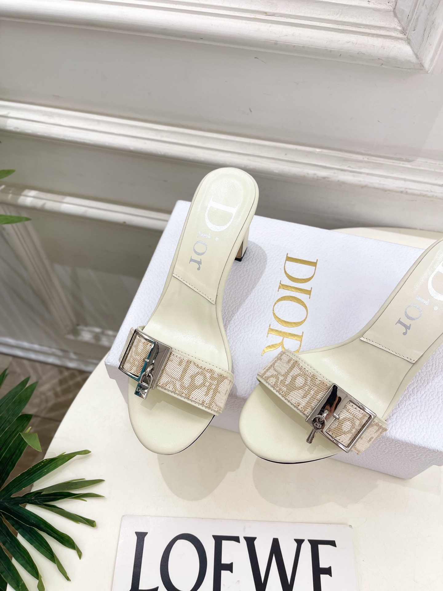 Dior | 迪奥 26𝐬𝐬 🧡💚2026春夏新品 顶级版本⚠️ 专柜主打新款 CD锁扣一字带高跟凉拖鞋 硬货上新🆕 Dior | 迪奥 26𝐬𝐬 🧡💚2026春夏新品 顶级版本⚠️ 专柜主打新款 CD锁扣一字带高跟凉拖鞋 硬货上新🆕