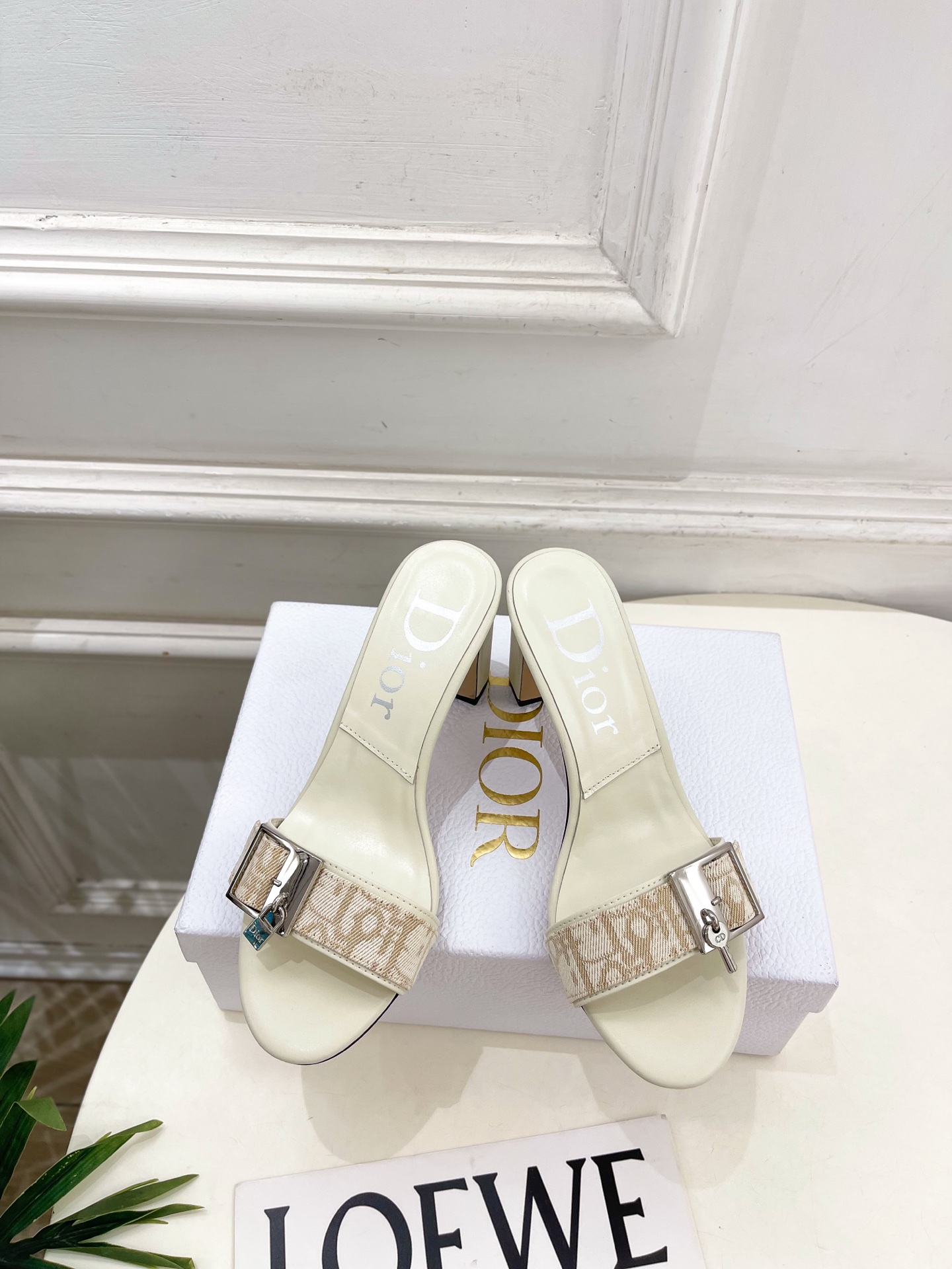 Dior | 迪奥 26𝐬𝐬 🧡💚2026春夏新品 顶级版本⚠️ 专柜主打新款 CD锁扣一字带高跟凉拖鞋 硬货上新🆕 Dior | 迪奥 26𝐬𝐬 🧡💚2026春夏新品 顶级版本⚠️ 专柜主打新款 CD锁扣一字带高跟凉拖鞋 硬货上新🆕