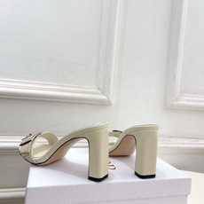 Dior | 迪奥 26𝐬𝐬 🧡💚2026春夏新品 顶级版本⚠️ 专柜主打新款 CD锁扣一字带高跟凉拖鞋 硬货上新🆕 Dior | 迪奥 26𝐬𝐬 🧡💚2026春夏新品 顶级版本⚠️ 专柜主打新款 CD锁扣一字带高跟凉拖鞋 硬货上新🆕