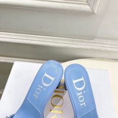 Dior | 迪奥 26𝐬𝐬 🧡💚2026春夏新品 顶级版本⚠️ 专柜主打新款 CD锁扣一字带高跟凉拖鞋 硬货上新🆕 Dior | 迪奥 26𝐬𝐬 🧡💚2026春夏新品 顶级版本⚠️ 专柜主打新款 CD锁扣一字带高跟凉拖鞋 硬货上新🆕