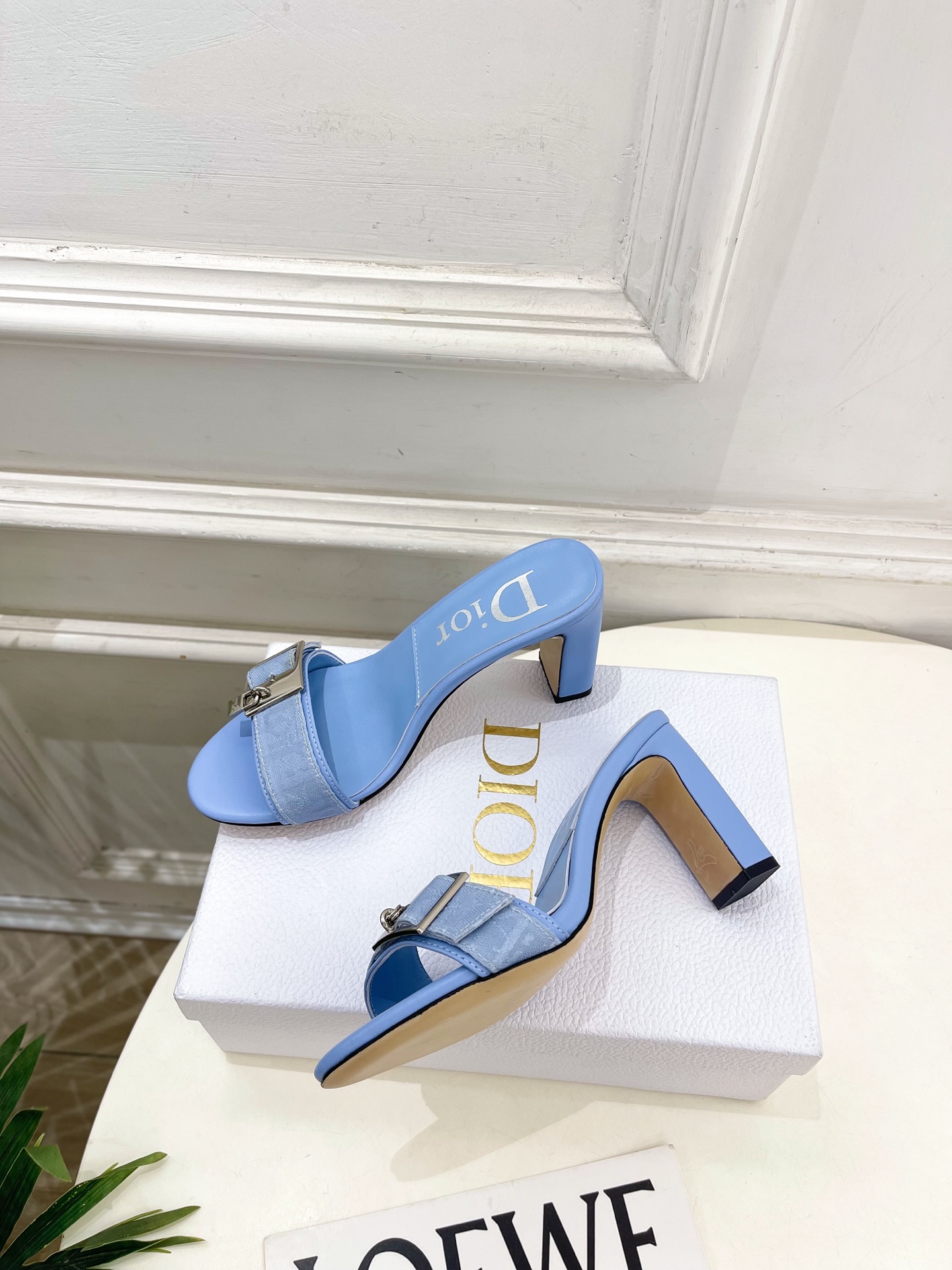 Dior | 迪奥 26𝐬𝐬 🧡💚2026春夏新品 顶级版本⚠️ 专柜主打新款 CD锁扣一字带高跟凉拖鞋 硬货上新🆕 Dior | 迪奥 26𝐬𝐬 🧡💚2026春夏新品 顶级版本⚠️ 专柜主打新款 CD锁扣一字带高跟凉拖鞋 硬货上新🆕