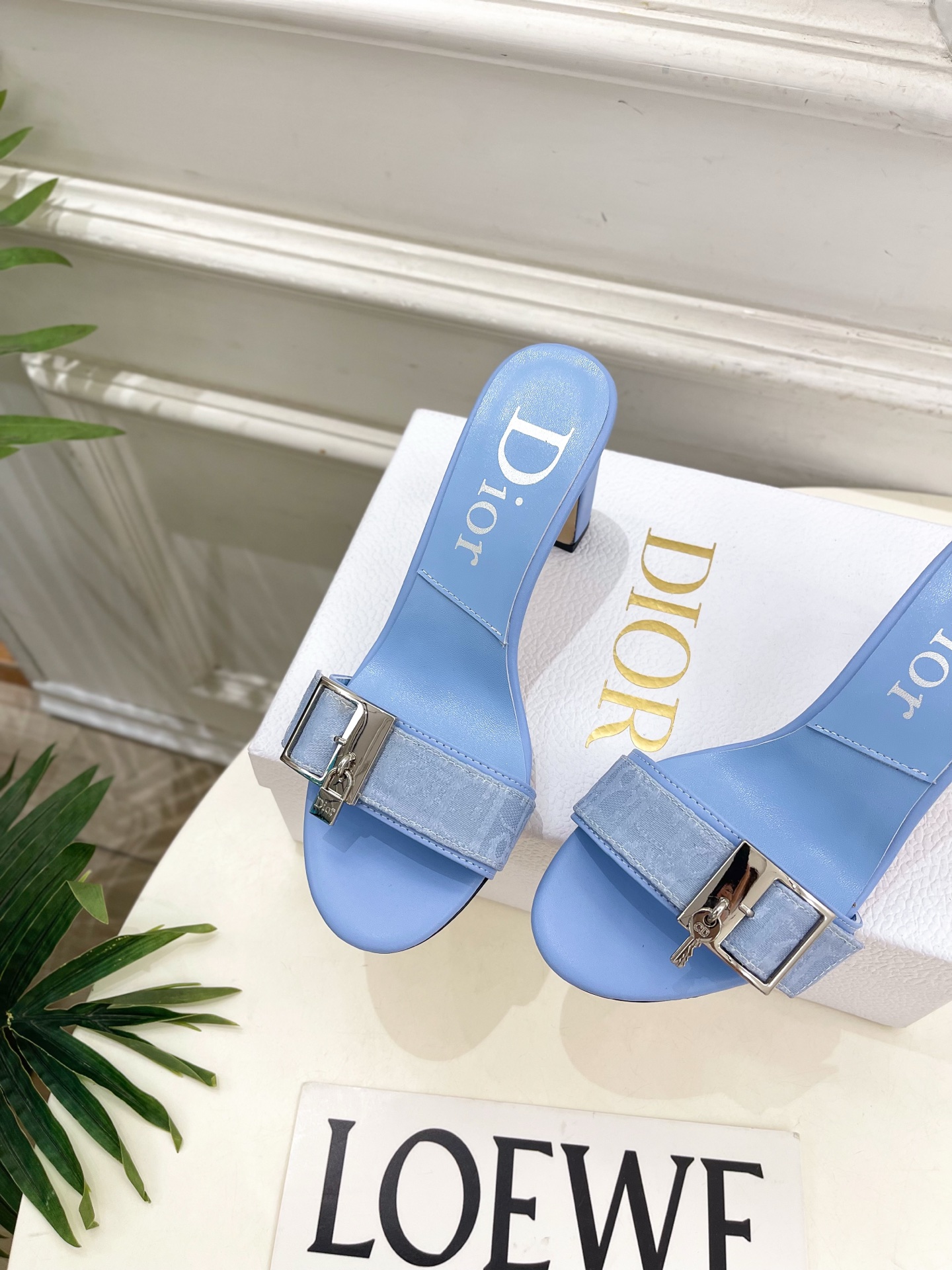 Dior | 迪奥 26𝐬𝐬 🧡💚2026春夏新品 顶级版本⚠️ 专柜主打新款 CD锁扣一字带高跟凉拖鞋 硬货上新🆕 Dior | 迪奥 26𝐬𝐬 🧡💚2026春夏新品 顶级版本⚠️ 专柜主打新款 CD锁扣一字带高跟凉拖鞋 硬货上新🆕