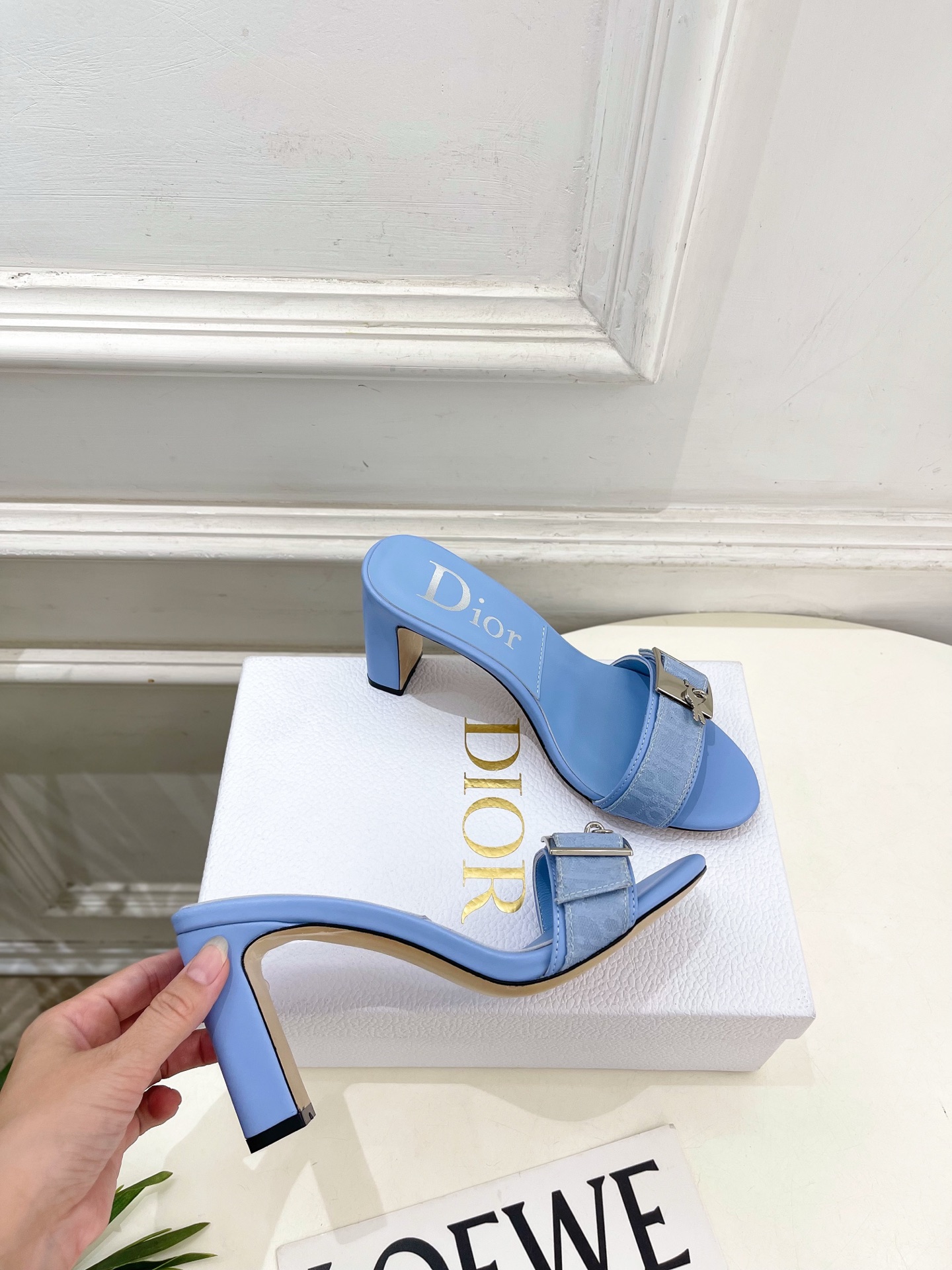 Dior | 迪奥 26𝐬𝐬 🧡💚2026春夏新品 顶级版本⚠️ 专柜主打新款 CD锁扣一字带高跟凉拖鞋 硬货上新🆕 Dior | 迪奥 26𝐬𝐬 🧡💚2026春夏新品 顶级版本⚠️ 专柜主打新款 CD锁扣一字带高跟凉拖鞋 硬货上新🆕