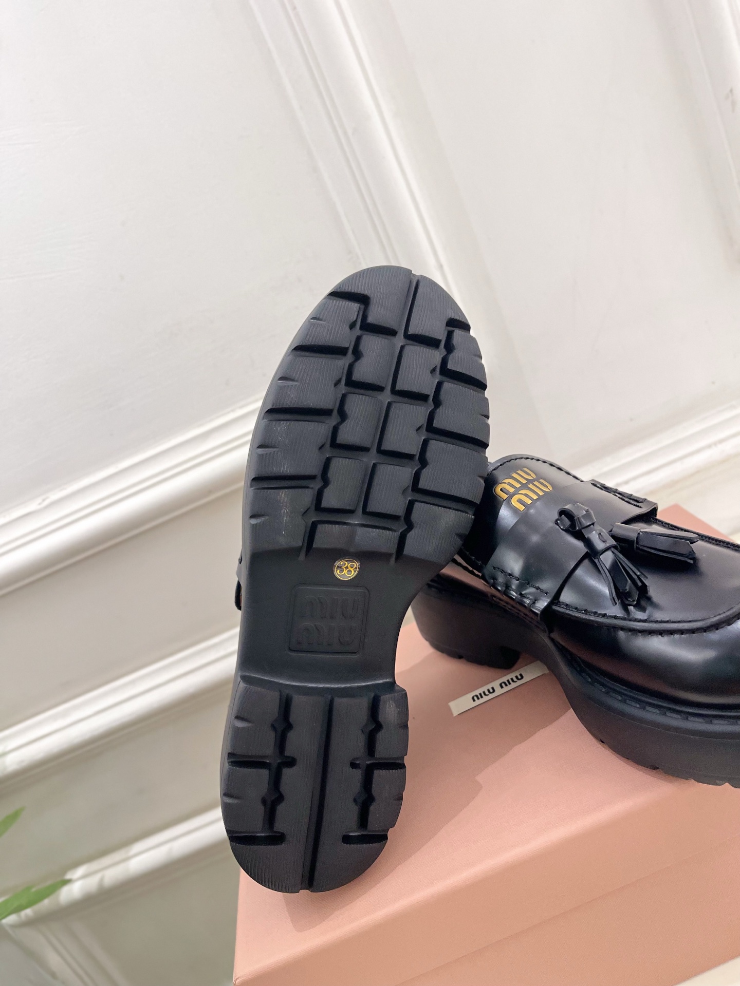 Miu Miu | 缪缪  26𝐬𝐬 🖤 2026秋冬新品 专柜主打最新秀款 Deco'复古擦色流苏饰带厚底乐福鞋 火爆