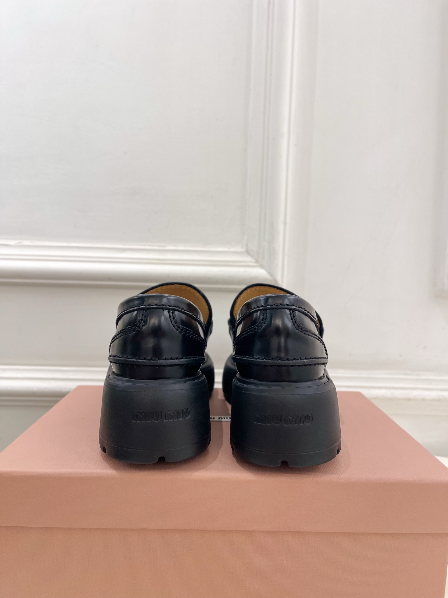 Miu Miu | 缪缪  26𝐬𝐬 🖤 2026秋冬新品 专柜主打最新秀款 Deco'复古擦色流苏饰带厚底乐福鞋 火爆
