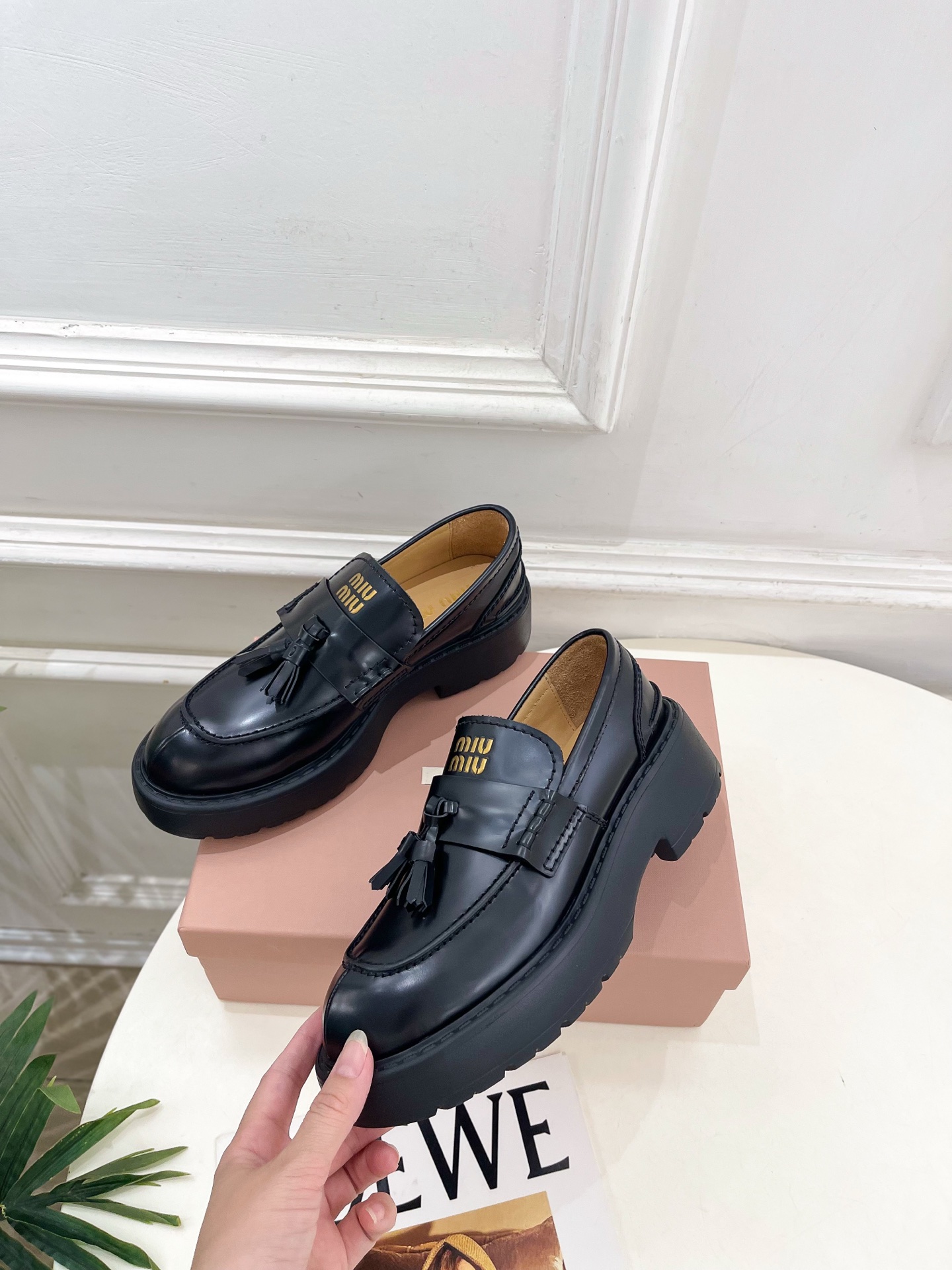 Miu Miu | 缪缪  26𝐬𝐬 🖤 2026秋冬新品 专柜主打最新秀款 Deco'复古擦色流苏饰带厚底乐福鞋 火爆