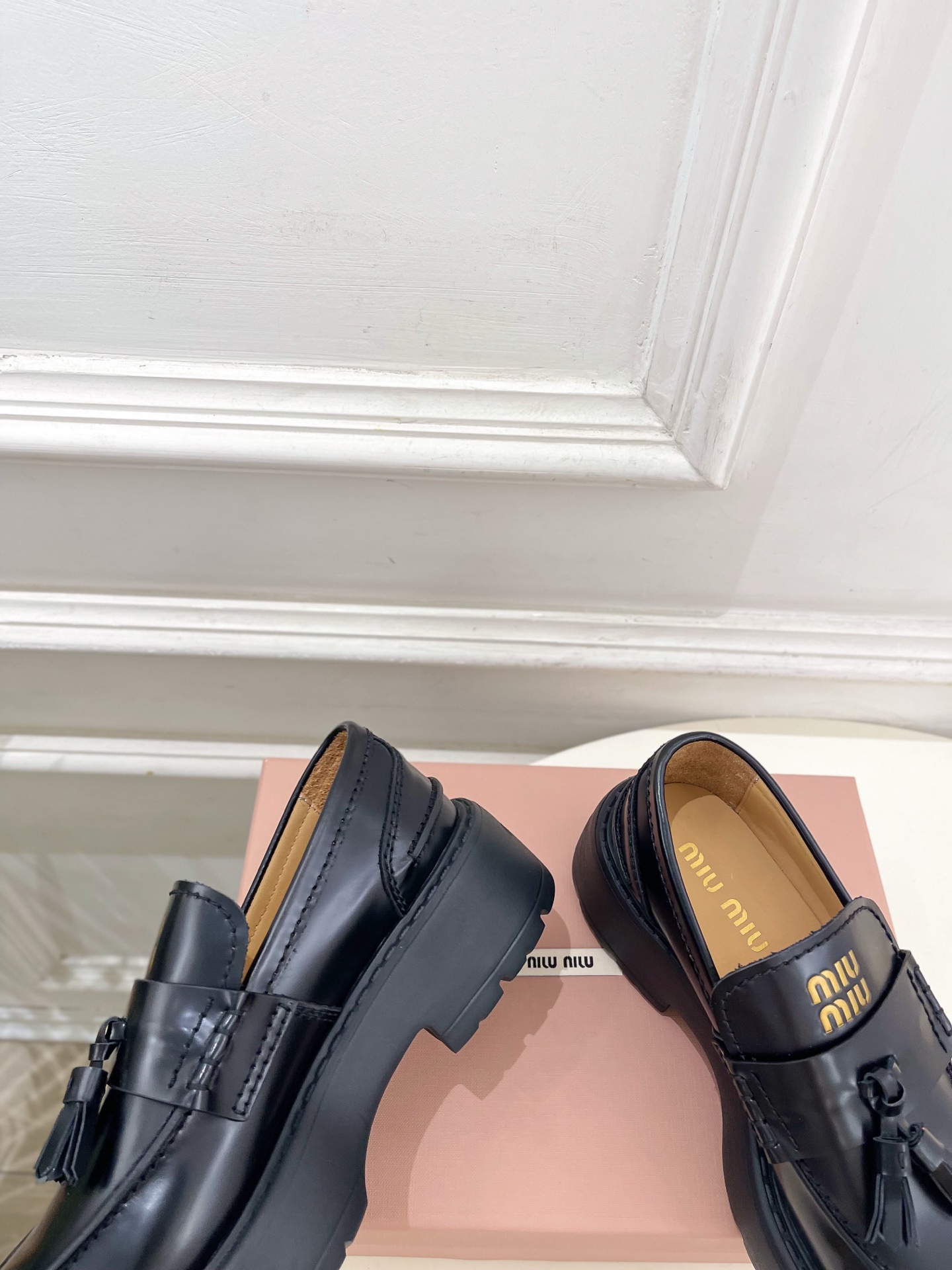 Miu Miu | 缪缪  26𝐬𝐬 🖤 2026秋冬新品 专柜主打最新秀款 Deco'复古擦色流苏饰带厚底乐福鞋 火爆