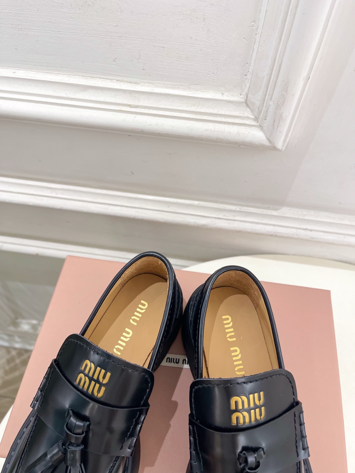 Miu Miu | 缪缪  26𝐬𝐬 🖤 2026秋冬新品 专柜主打最新秀款 Deco'复古擦色流苏饰带厚底乐福鞋 火爆