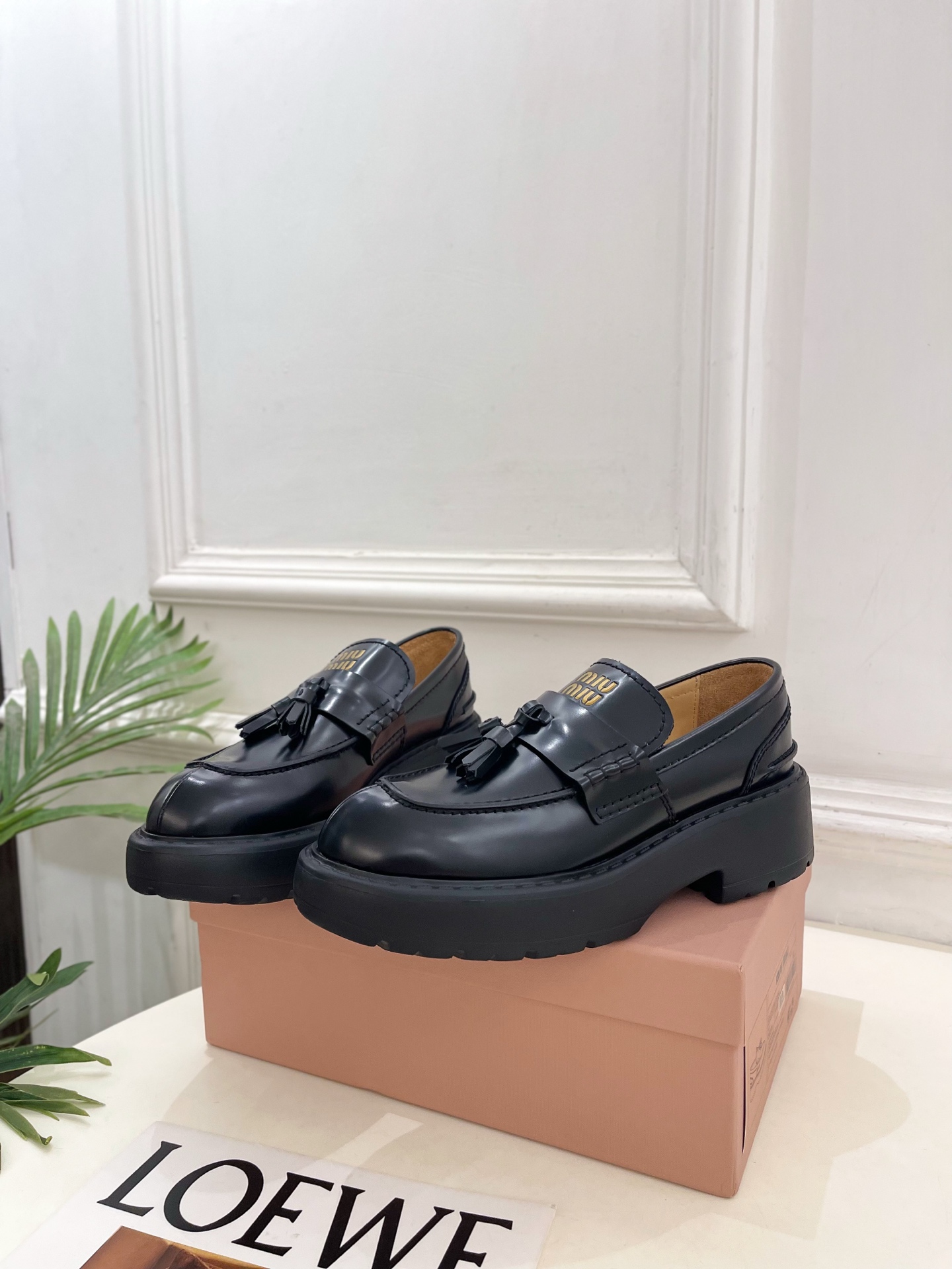 Miu Miu | 缪缪  26𝐬𝐬 🖤 2026秋冬新品 专柜主打最新秀款 Deco'复古擦色流苏饰带厚底乐福鞋 火爆