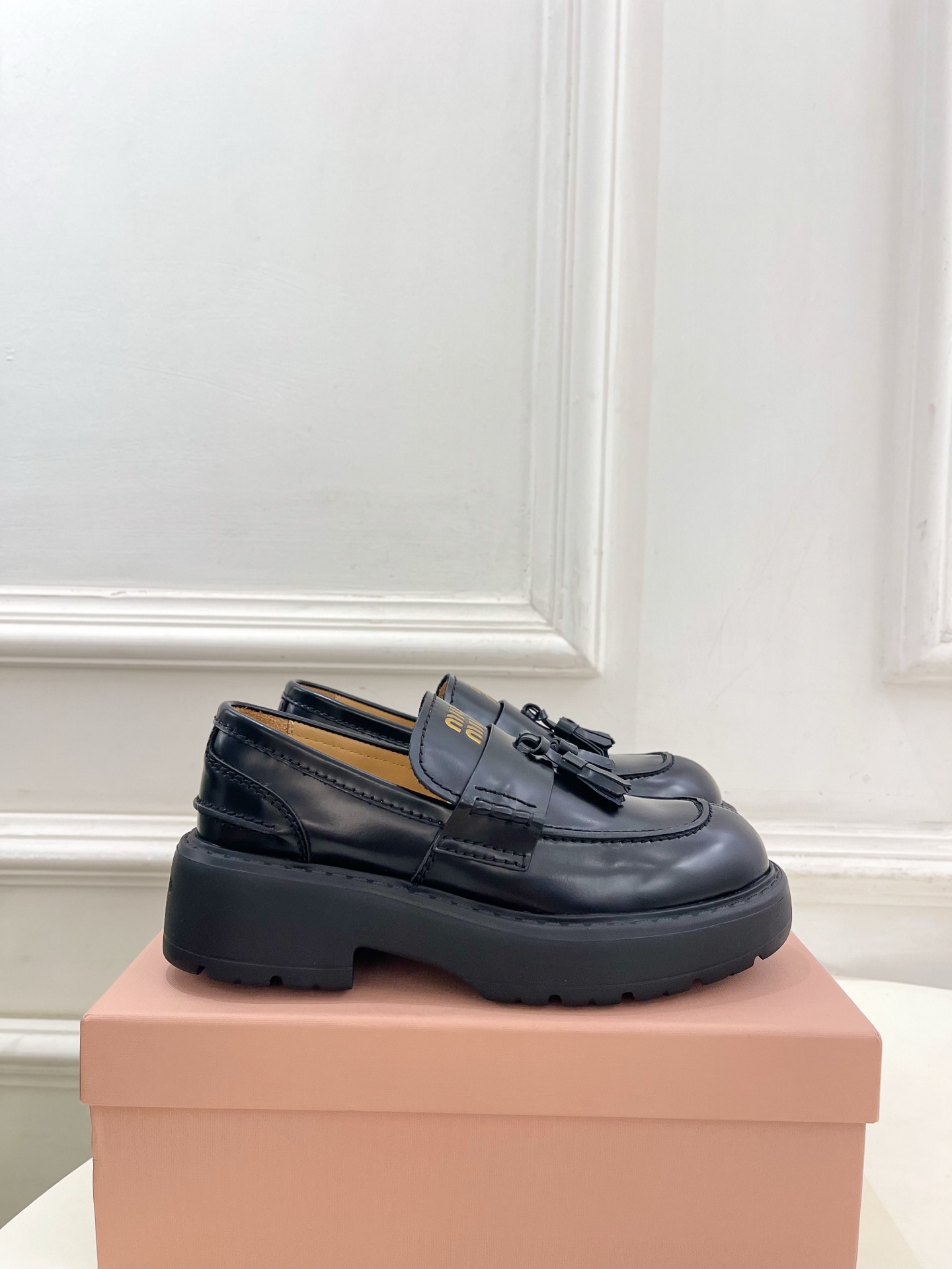 Miu Miu | 缪缪  26𝐬𝐬 🖤 2026秋冬新品 专柜主打最新秀款 Deco'复古擦色流苏饰带厚底乐福鞋 火爆