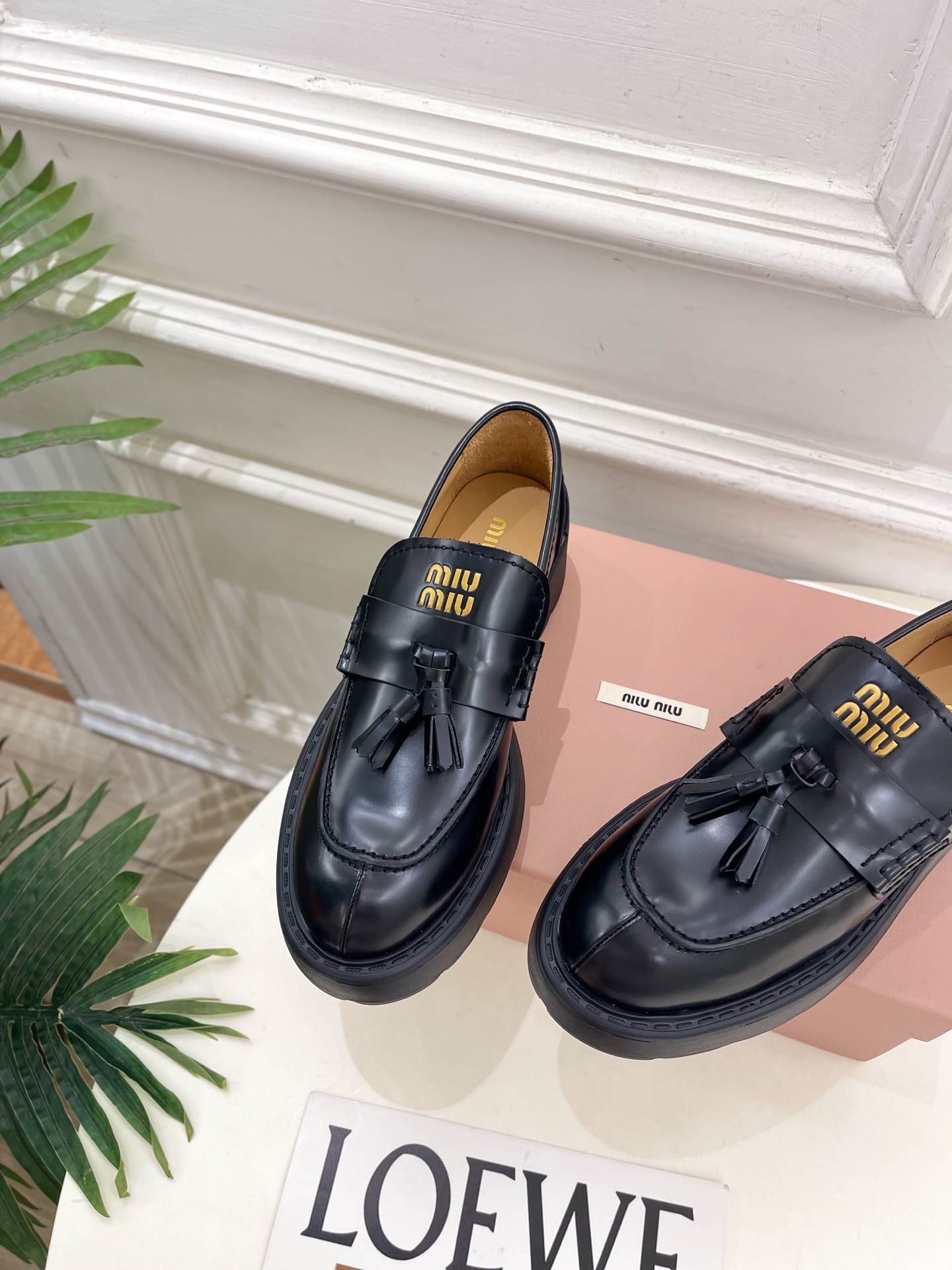 Miu Miu | 缪缪  26𝐬𝐬 🖤 2026秋冬新品 专柜主打最新秀款 Deco'复古擦色流苏饰带厚底乐福鞋 火爆
