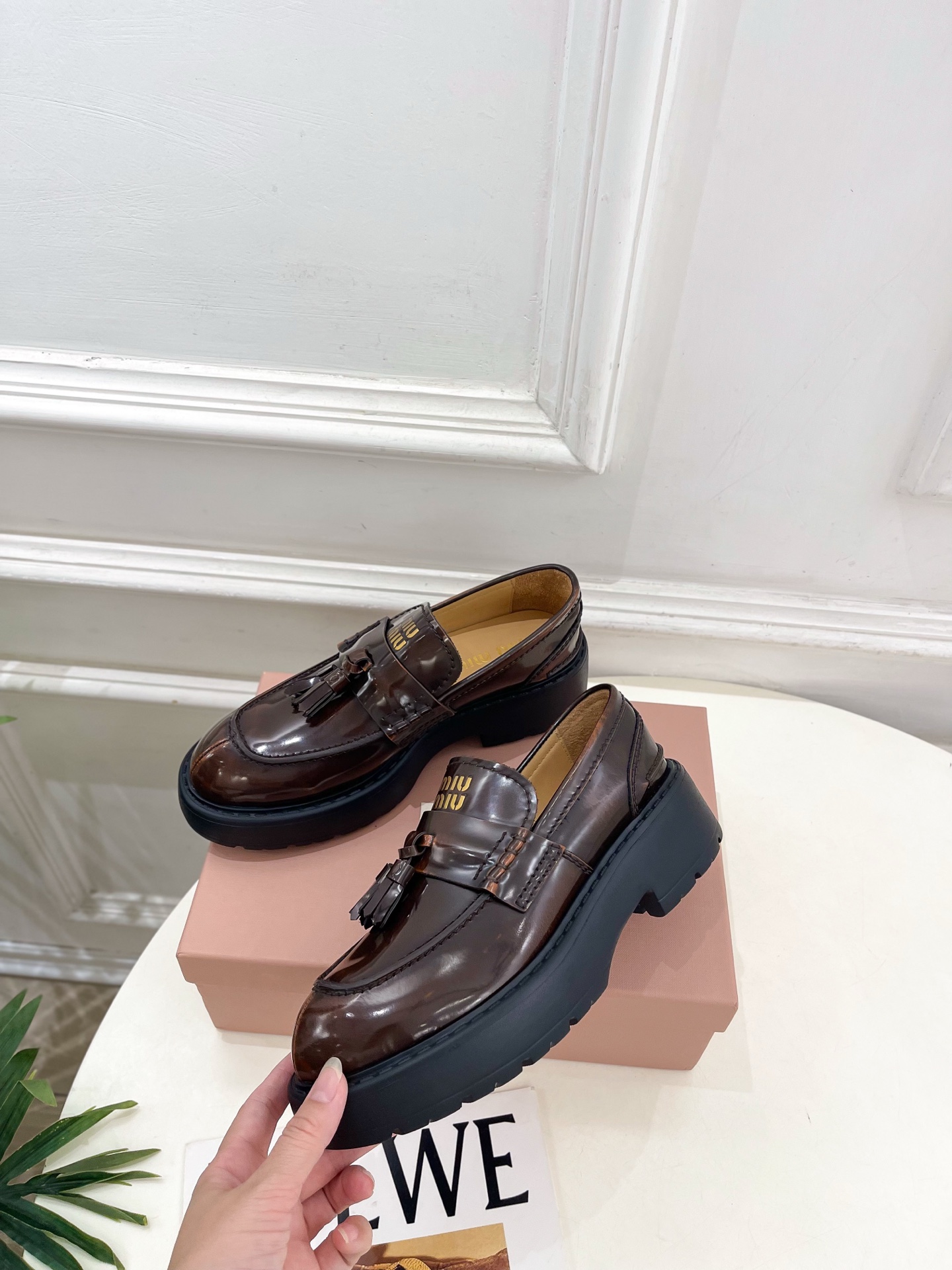 Miu Miu | 缪缪  26𝐬𝐬 🖤 2026秋冬新品 专柜主打最新秀款 Deco'复古擦色流苏饰带厚底乐福鞋 火爆