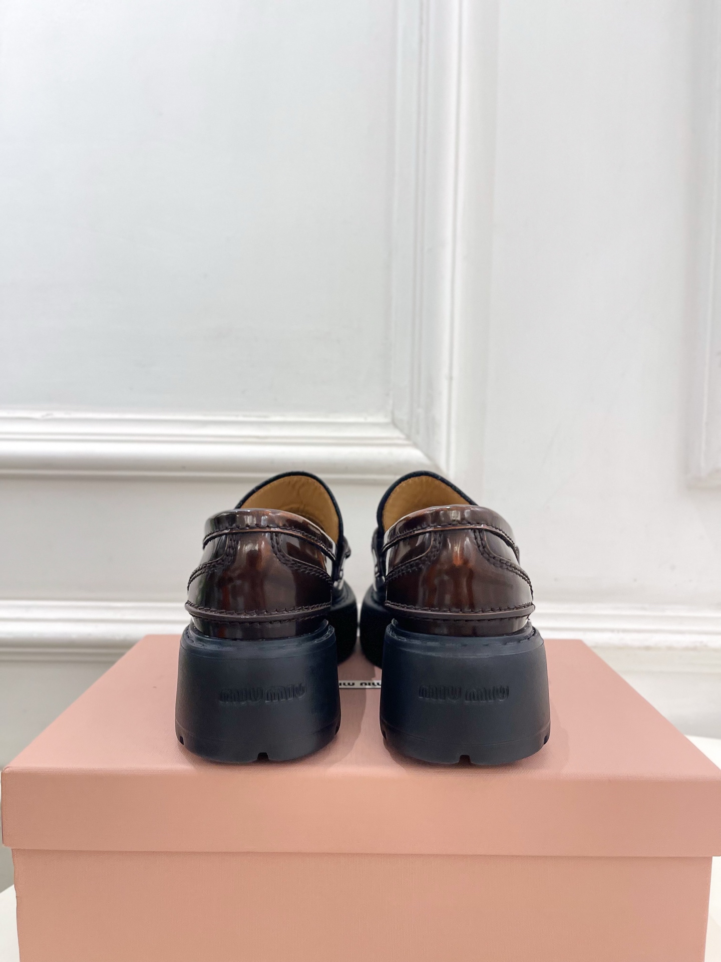 Miu Miu | 缪缪  26𝐬𝐬 🖤 2026秋冬新品 专柜主打最新秀款 Deco'复古擦色流苏饰带厚底乐福鞋 火爆