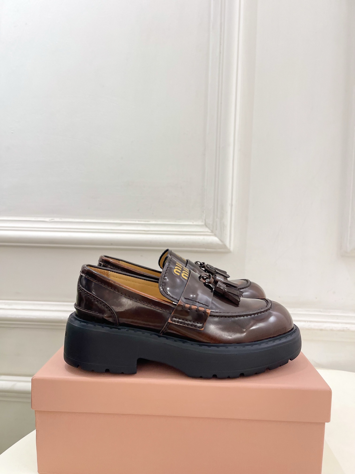Miu Miu | 缪缪  26𝐬𝐬 🖤 2026秋冬新品 专柜主打最新秀款 Deco'复古擦色流苏饰带厚底乐福鞋 火爆