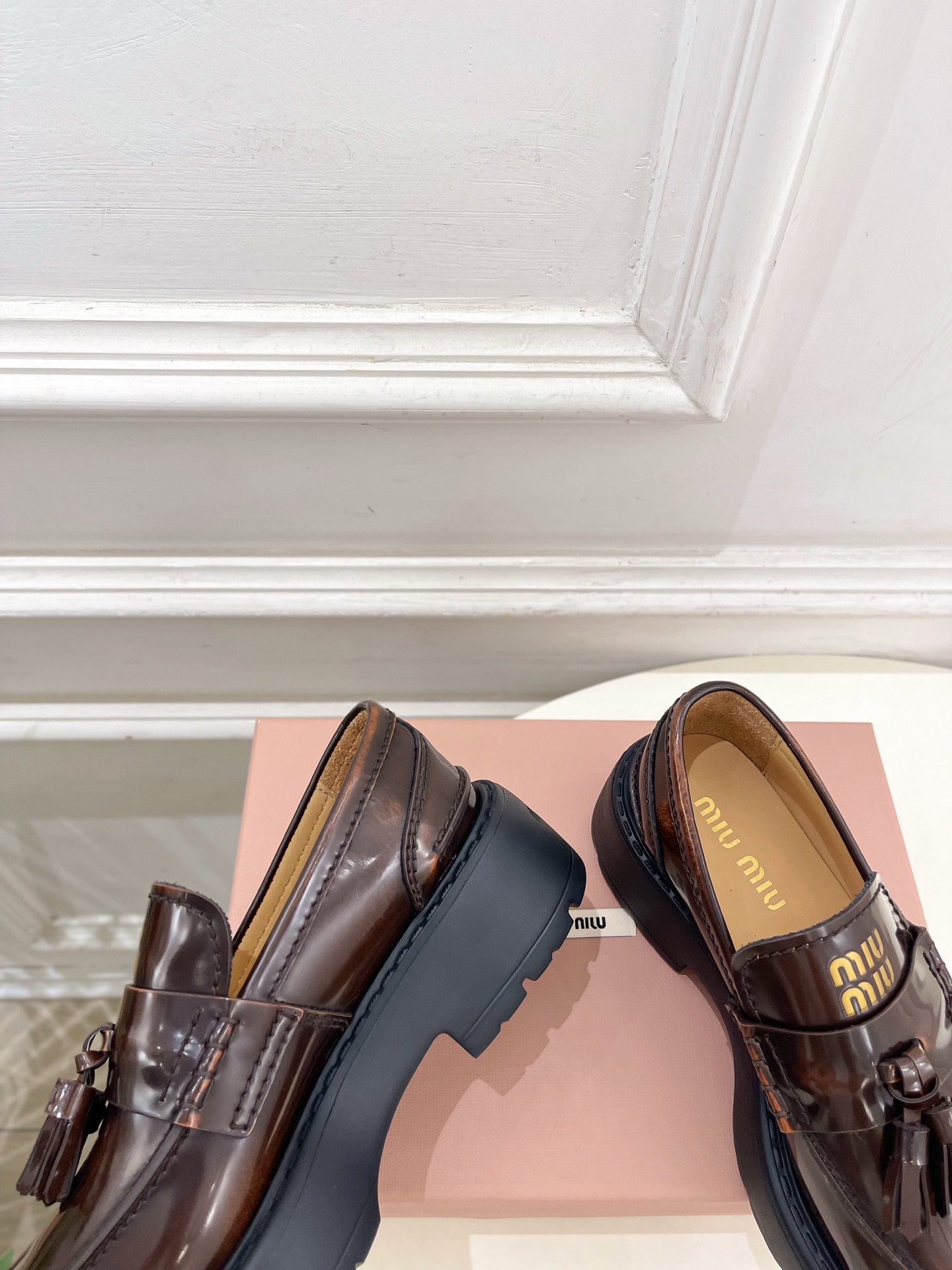 Miu Miu | 缪缪  26𝐬𝐬 🖤 2026秋冬新品 专柜主打最新秀款 Deco'复古擦色流苏饰带厚底乐福鞋 火爆