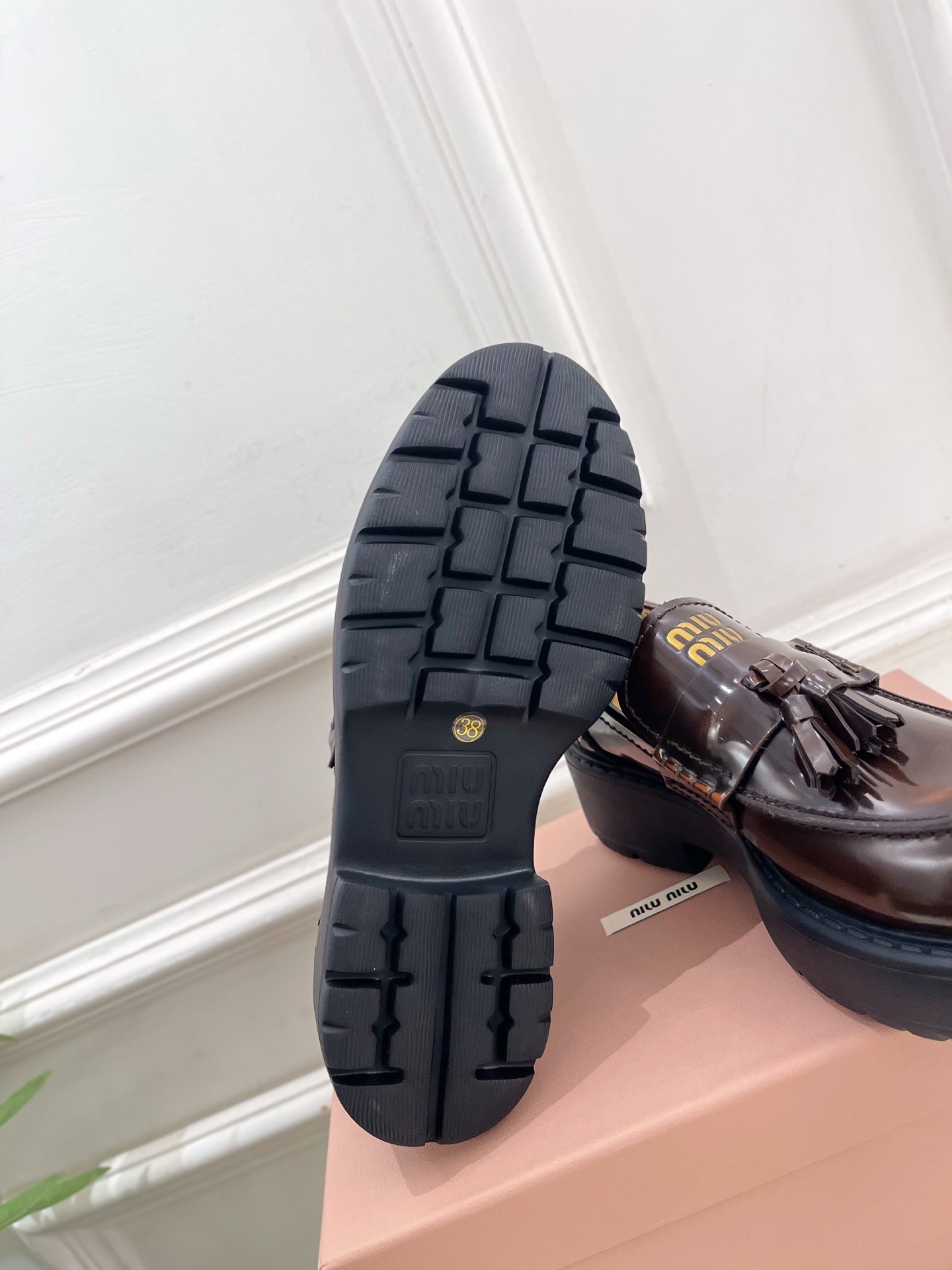 Miu Miu | 缪缪  26𝐬𝐬 🖤 2026秋冬新品 专柜主打最新秀款 Deco'复古擦色流苏饰带厚底乐福鞋 火爆