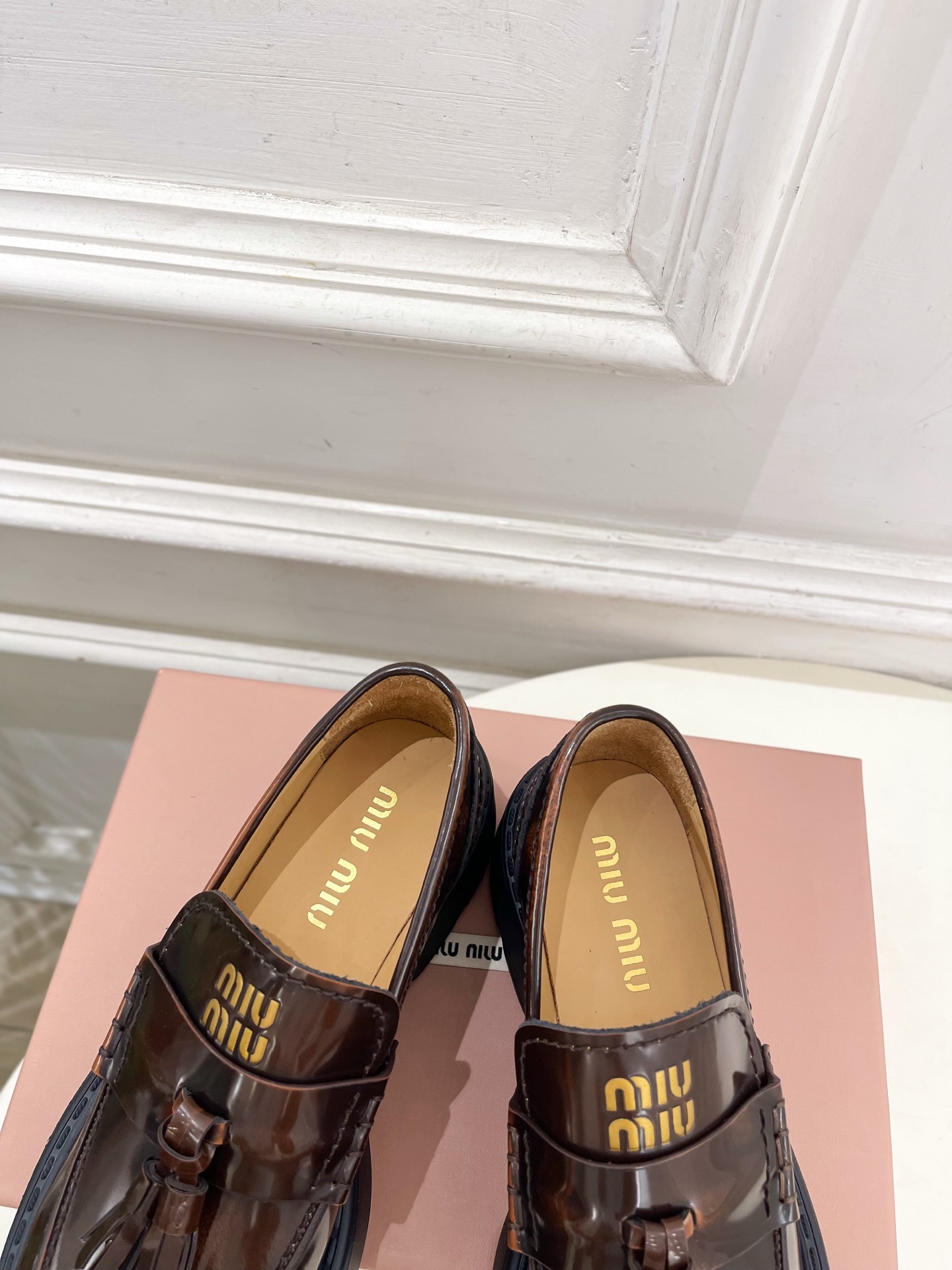 Miu Miu | 缪缪  26𝐬𝐬 🖤 2026秋冬新品 专柜主打最新秀款 Deco'复古擦色流苏饰带厚底乐福鞋 火爆