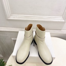 The row 2026秋冬新品 TR极简复古皮带扣粗跟短靴 ————————— 作为这两年最受欢迎的设计师牌,设计简单 The row 2026秋冬新品 TR极简复古皮带扣粗跟短靴 ————————— 作为这两年最受欢迎的设计师牌,设计简单