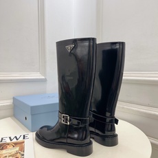 PRADA 普拉达 26𝐬𝐬 🌈2026秋冬新品 专柜走秀款 经典三角标皮带扣骑士短靴 长靴 系列〰 ◽鞋面:原版高 PRADA 普拉达 26𝐬𝐬 🌈2026秋冬新品 专柜走秀款 经典三角标皮带扣骑士短靴 长靴 系列〰 ◽鞋面:原版高