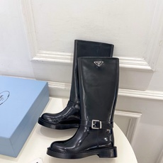 PRADA 普拉达 26𝐬𝐬 🌈2026秋冬新品 专柜走秀款 经典三角标皮带扣骑士短靴 长靴 系列〰 ◽鞋面:原版高 PRADA 普拉达 26𝐬𝐬 🌈2026秋冬新品 专柜走秀款 经典三角标皮带扣骑士短靴 长靴 系列〰 ◽鞋面:原版高