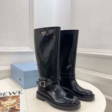 PRADA 普拉达 26𝐬𝐬 🌈2026秋冬新品 专柜走秀款 经典三角标皮带扣骑士短靴 长靴 系列〰 ◽鞋面:原版高 PRADA 普拉达 26𝐬𝐬 🌈2026秋冬新品 专柜走秀款 经典三角标皮带扣骑士短靴 长靴 系列〰 ◽鞋面:原版高