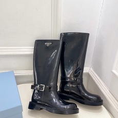 PRADA 普拉达 26𝐬𝐬 🌈2026秋冬新品 专柜走秀款 经典三角标皮带扣骑士短靴 长靴 系列〰 ◽鞋面:原版高 PRADA 普拉达 26𝐬𝐬 🌈2026秋冬新品 专柜走秀款 经典三角标皮带扣骑士短靴 长靴 系列〰 ◽鞋面:原版高