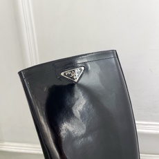 PRADA 普拉达 26𝐬𝐬 🌈2026秋冬新品 专柜走秀款 经典三角标皮带扣骑士短靴 长靴 系列〰 ◽鞋面:原版高 PRADA 普拉达 26𝐬𝐬 🌈2026秋冬新品 专柜走秀款 经典三角标皮带扣骑士短靴 长靴 系列〰 ◽鞋面:原版高
