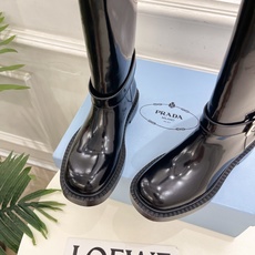 PRADA 普拉达 26𝐬𝐬 🌈2026秋冬新品 专柜走秀款 经典三角标皮带扣骑士短靴 长靴 系列〰 ◽鞋面:原版高 PRADA 普拉达 26𝐬𝐬 🌈2026秋冬新品 专柜走秀款 经典三角标皮带扣骑士短靴 长靴 系列〰 ◽鞋面:原版高