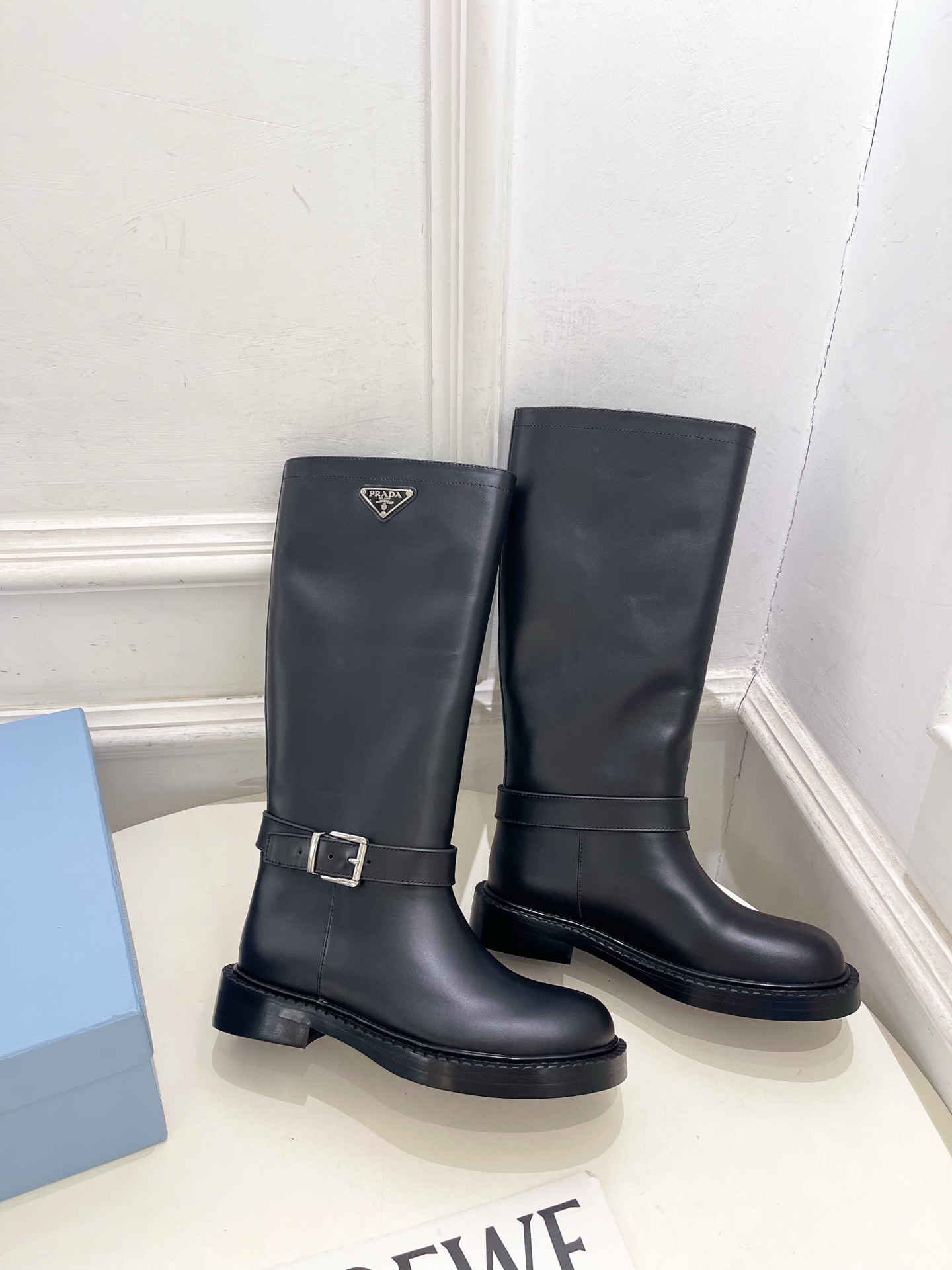 PRADA 普拉达  26𝐬𝐬  🌈2026秋冬新品 专柜走秀款 经典三角标皮带扣骑士短靴 长靴 系列〰 ◽鞋面：原版高