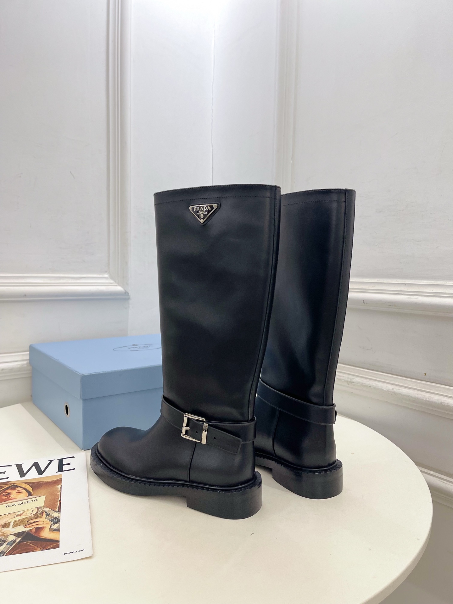 PRADA 普拉达  26𝐬𝐬  🌈2026秋冬新品 专柜走秀款 经典三角标皮带扣骑士短靴 长靴 系列〰 ◽鞋面：原版高