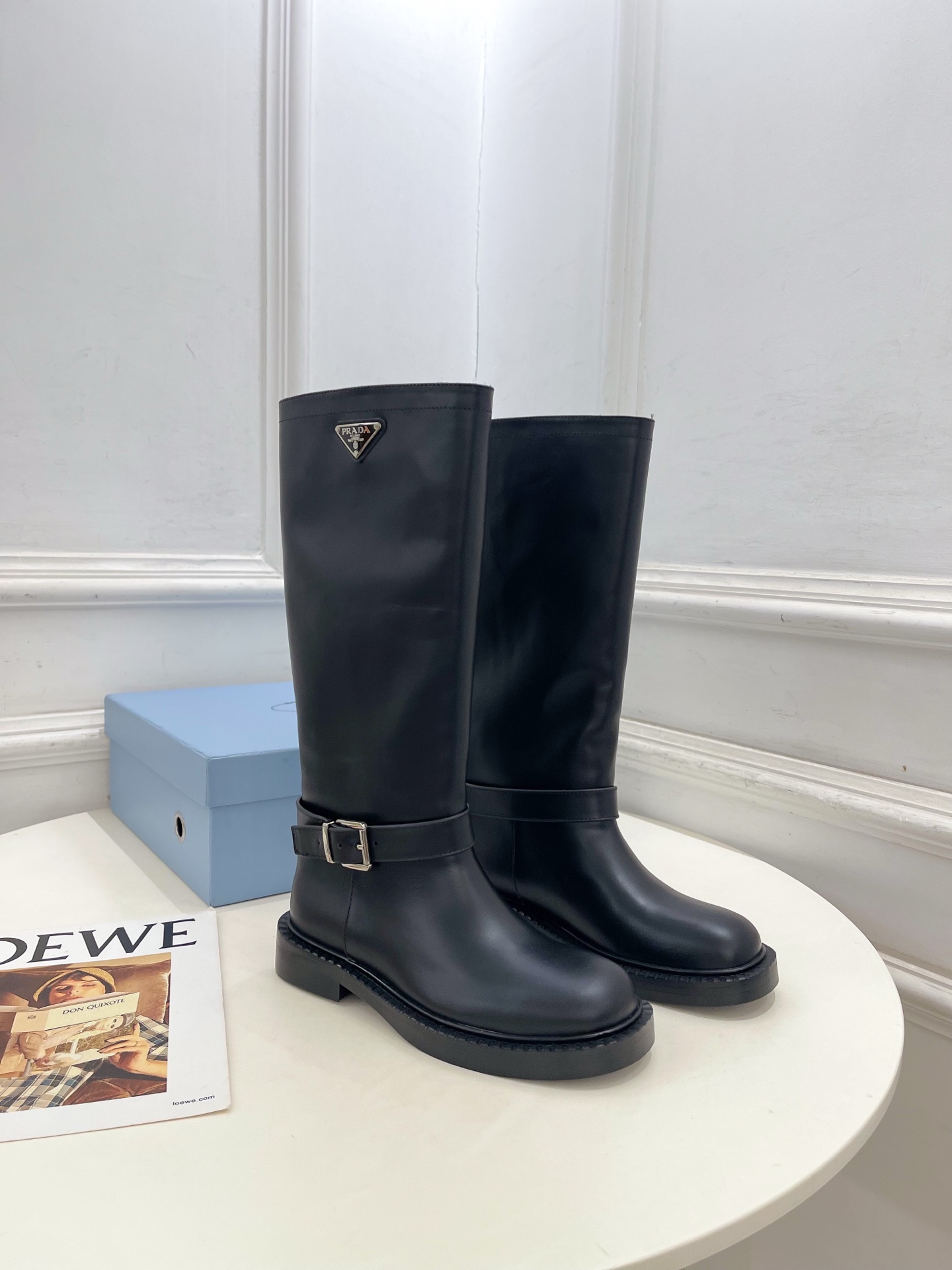 PRADA 普拉达 26𝐬𝐬 🌈2026秋冬新品 专柜走秀款 经典三角标皮带扣骑士短靴 长靴 系列〰 ◽鞋面:原版高 PRADA 普拉达 26𝐬𝐬 🌈2026秋冬新品 专柜走秀款 经典三角标皮带扣骑士短靴 长靴 系列〰 ◽鞋面:原版高