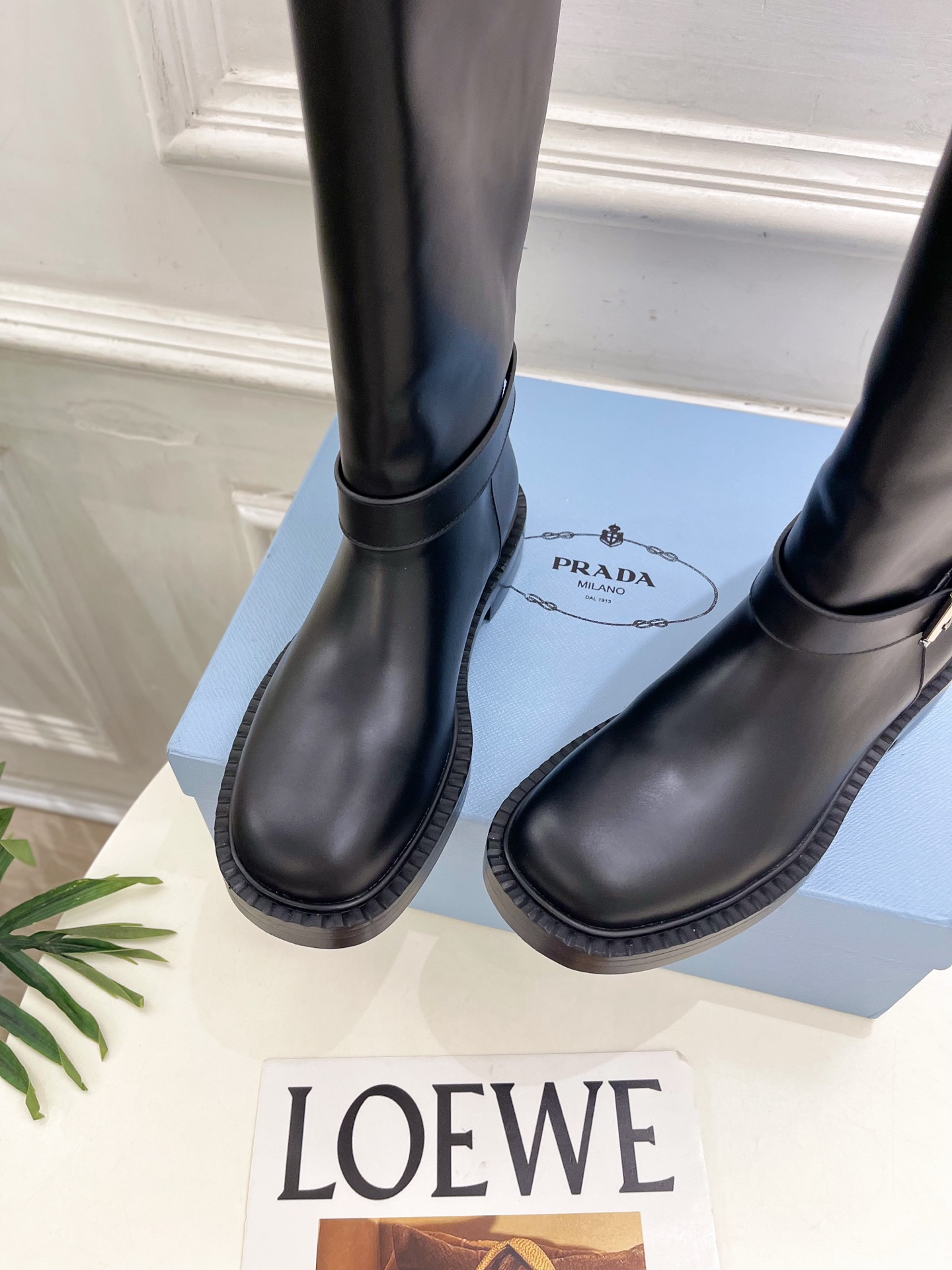 PRADA 普拉达  26𝐬𝐬  🌈2026秋冬新品 专柜走秀款 经典三角标皮带扣骑士短靴 长靴 系列〰 ◽鞋面：原版高