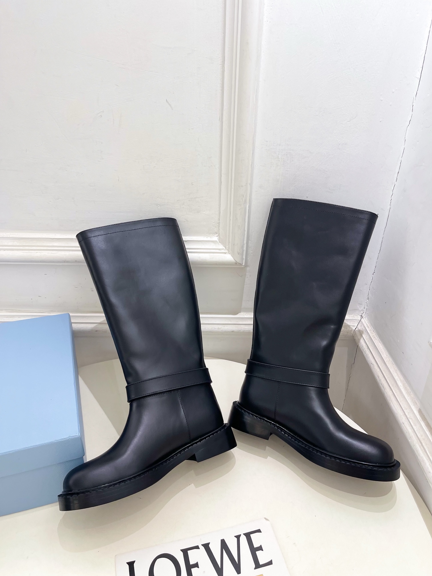 PRADA 普拉达  26𝐬𝐬  🌈2026秋冬新品 专柜走秀款 经典三角标皮带扣骑士短靴 长靴 系列〰 ◽鞋面：原版高