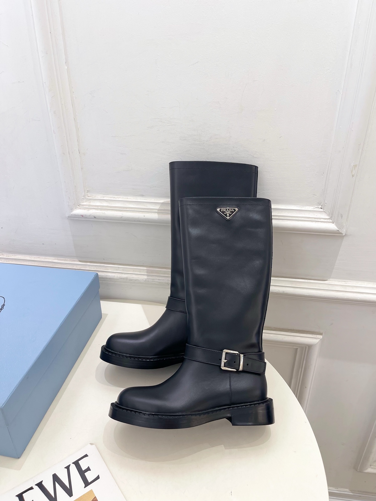 PRADA 普拉达  26𝐬𝐬  🌈2026秋冬新品 专柜走秀款 经典三角标皮带扣骑士短靴 长靴 系列〰 ◽鞋面：原版高